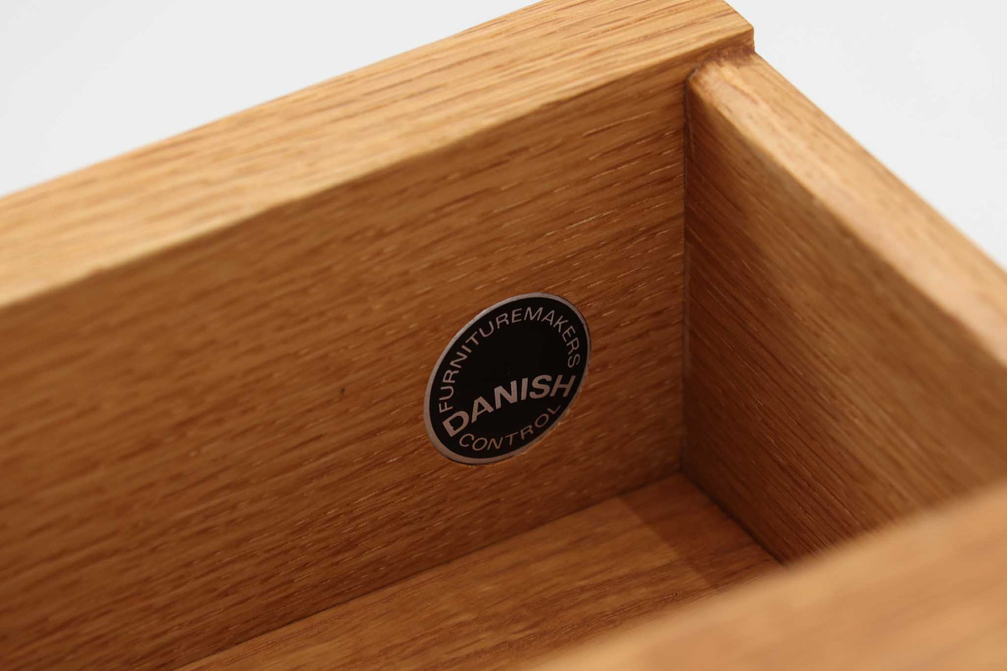 オーク材が使用されたシンプルなベッドサイドテーブルです。"Wegner"によってデザインされ、"RYmobler社"によって製造された当時の物です。引き出し内部に「DANISH」のロゴプレートがございます。