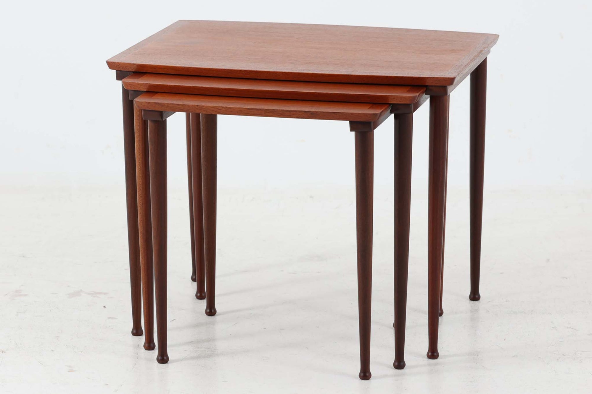 デンマークより買い付けました。シンプルなデザインですが堅牢な造りのネストテーブルです。良質なチーク材が使用されており高級感がございます。記載が無いため確約は出来ませんが、mobelintarsia社製の物を思われます。脚先がデザインポイントです。