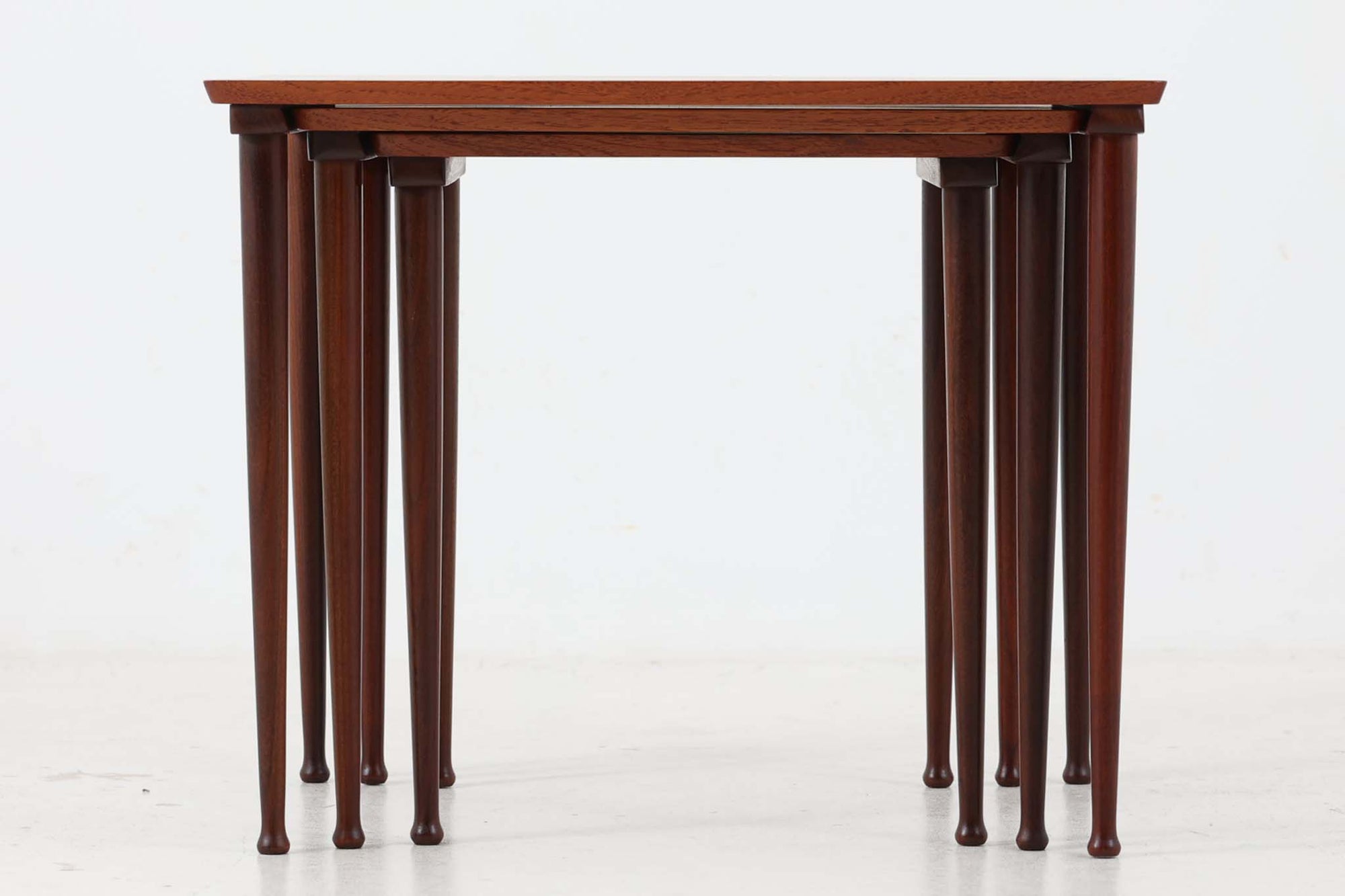 デンマークより買い付けました。シンプルなデザインですが堅牢な造りのネストテーブルです。良質なチーク材が使用されており高級感がございます。記載が無いため確約は出来ませんが、mobelintarsia社製の物を思われます。脚先がデザインポイントです。