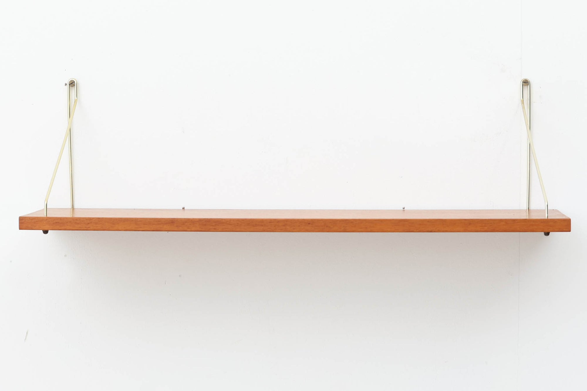 デンマークより買い付けたウォールシェルフです。シンプルなデザインで飾り付ける事でまた違った雰囲気を見せてくれます。北欧の家庭では壁面にこういったシェルフが良く利用されています。