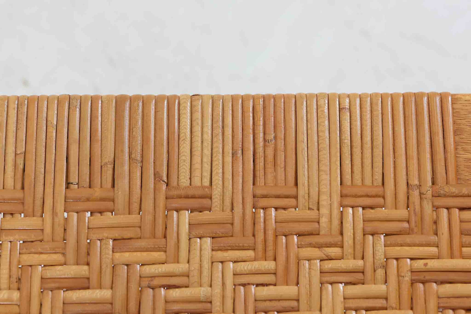 北欧より買い付けました。Borgemogensenによるデザインです。オーク材と籐の組み合わせが美しく、現地でも中々見かけない希少なモデルです。サイドテーブルとしてもお使いいただけます。