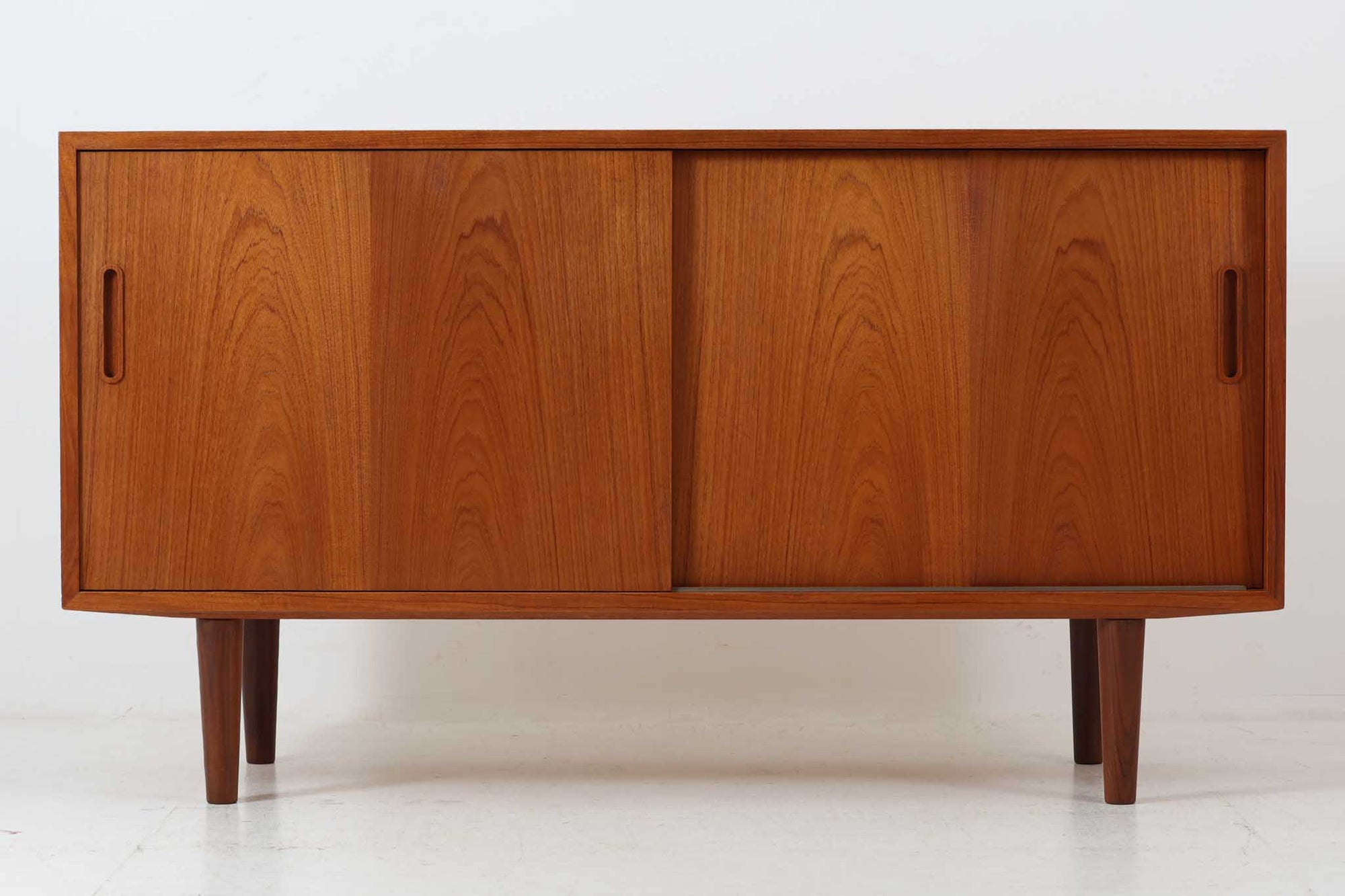 北欧より買い付けたサイドボードです。良質なチーク材が使用されており、シンプルなデザインですがクオリティーの高い作品です。デンマークの品質基準を満たした「DANISHFURNITUREmAKE'SCONTROL」の刻印がございます。