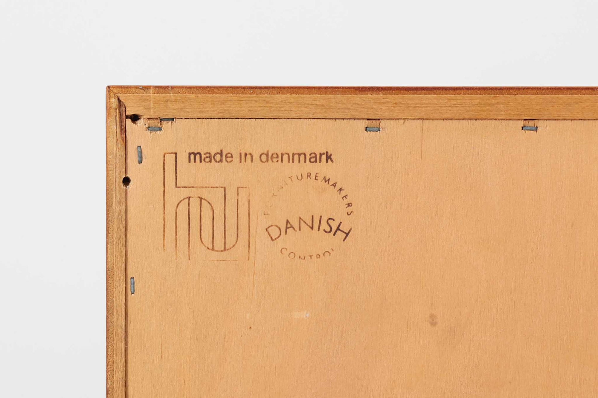 北欧より買い付けたサイドボードです。良質なチーク材が使用されており、シンプルなデザインですがクオリティーの高い作品です。デンマークの品質基準を満たした「DANISHFURNITUREmAKE'SCONTROL」の刻印がございます。