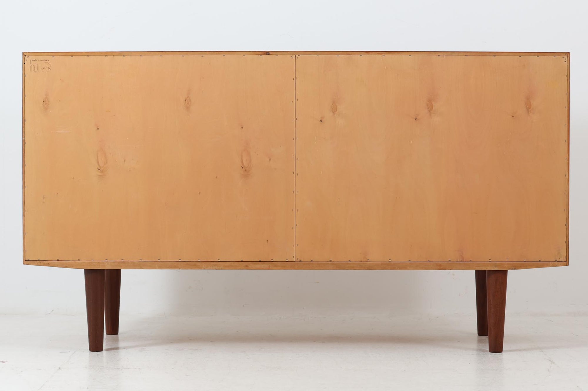 北欧より買い付けたサイドボードです。良質なチーク材が使用されており、シンプルなデザインですがクオリティーの高い作品です。デンマークの品質基準を満たした「DANISHFURNITUREmAKE'SCONTROL」の刻印がございます。