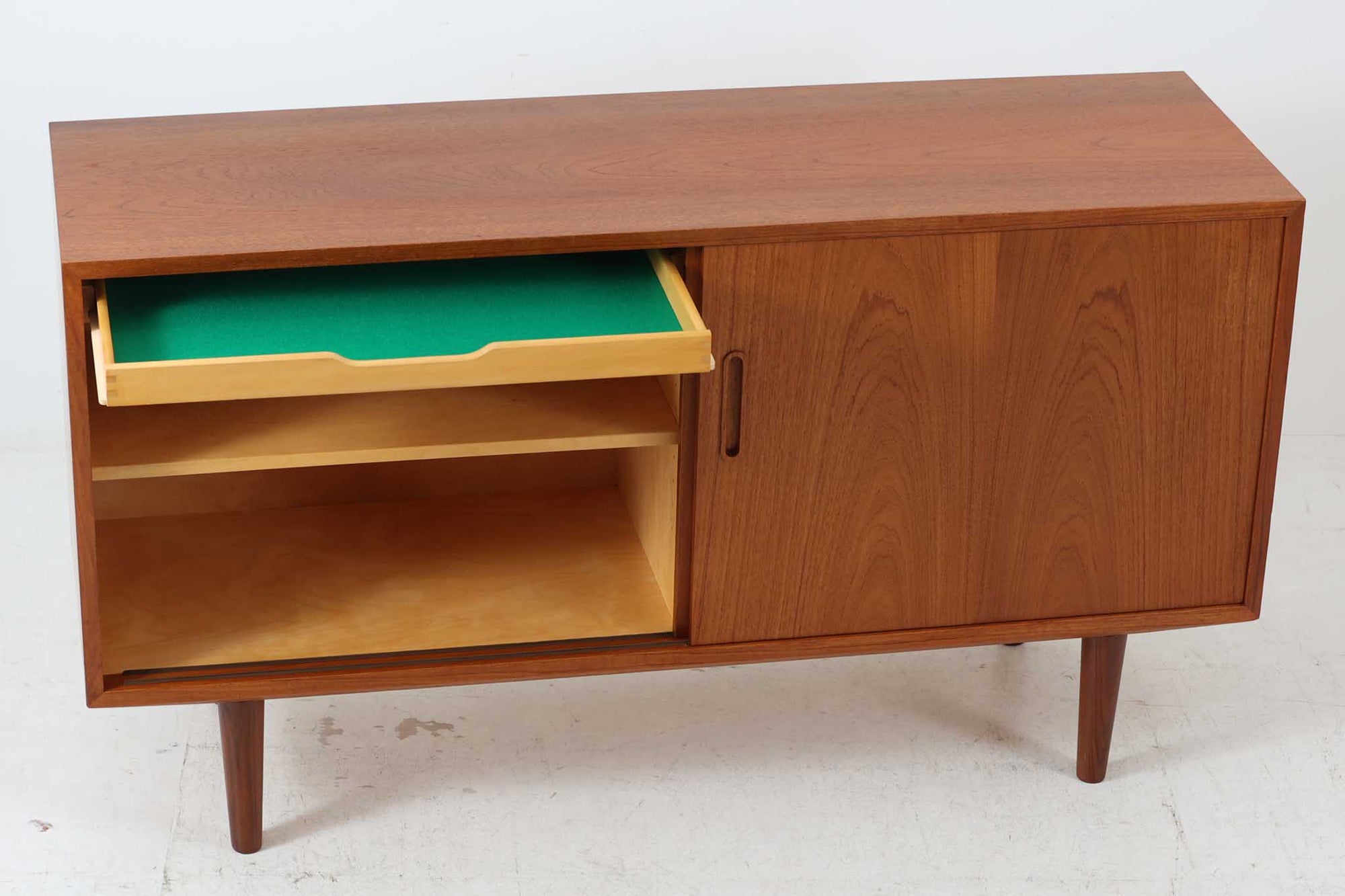 北欧より買い付けたサイドボードです。良質なチーク材が使用されており、シンプルなデザインですがクオリティーの高い作品です。デンマークの品質基準を満たした「DANISHFURNITUREmAKE'SCONTROL」の刻印がございます。