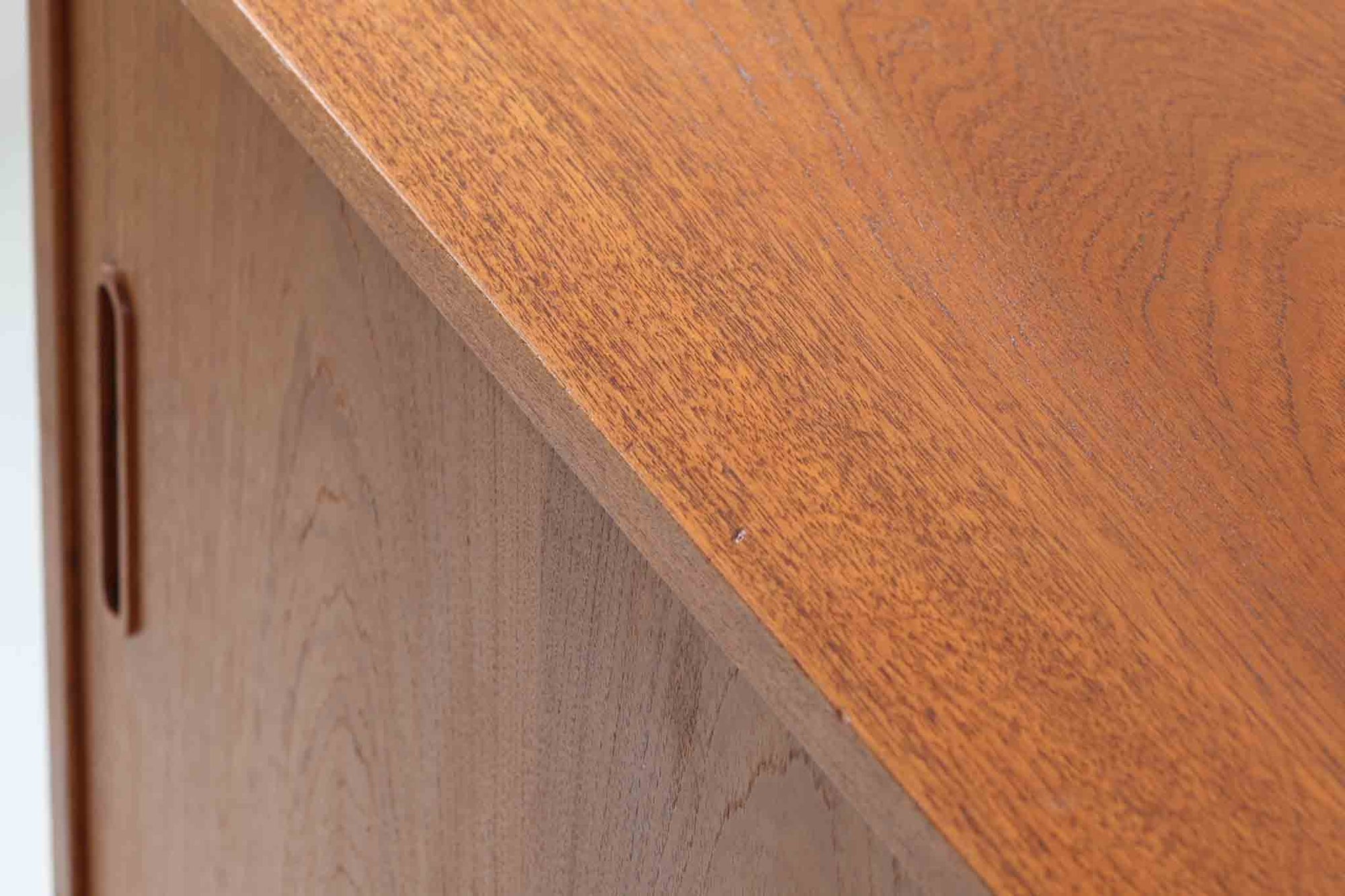 北欧より買い付けたサイドボードです。良質なチーク材が使用されており、シンプルなデザインですがクオリティーの高い作品です。デンマークの品質基準を満たした「DANISHFURNITUREmAKE'SCONTROL」の刻印がございます。