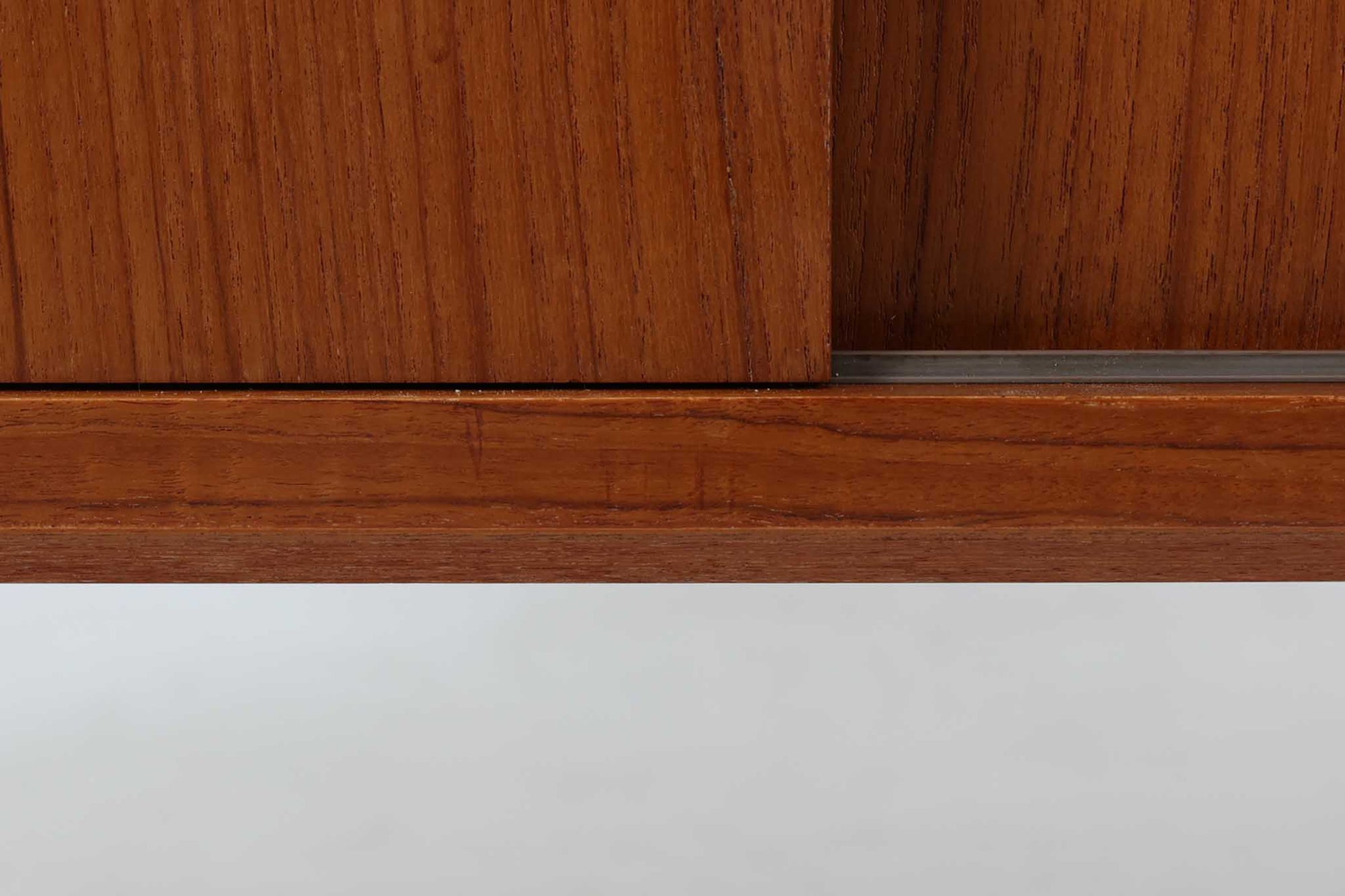 北欧より買い付けたサイドボードです。良質なチーク材が使用されており、シンプルなデザインですがクオリティーの高い作品です。デンマークの品質基準を満たした「DANISHFURNITUREmAKE'SCONTROL」の刻印がございます。