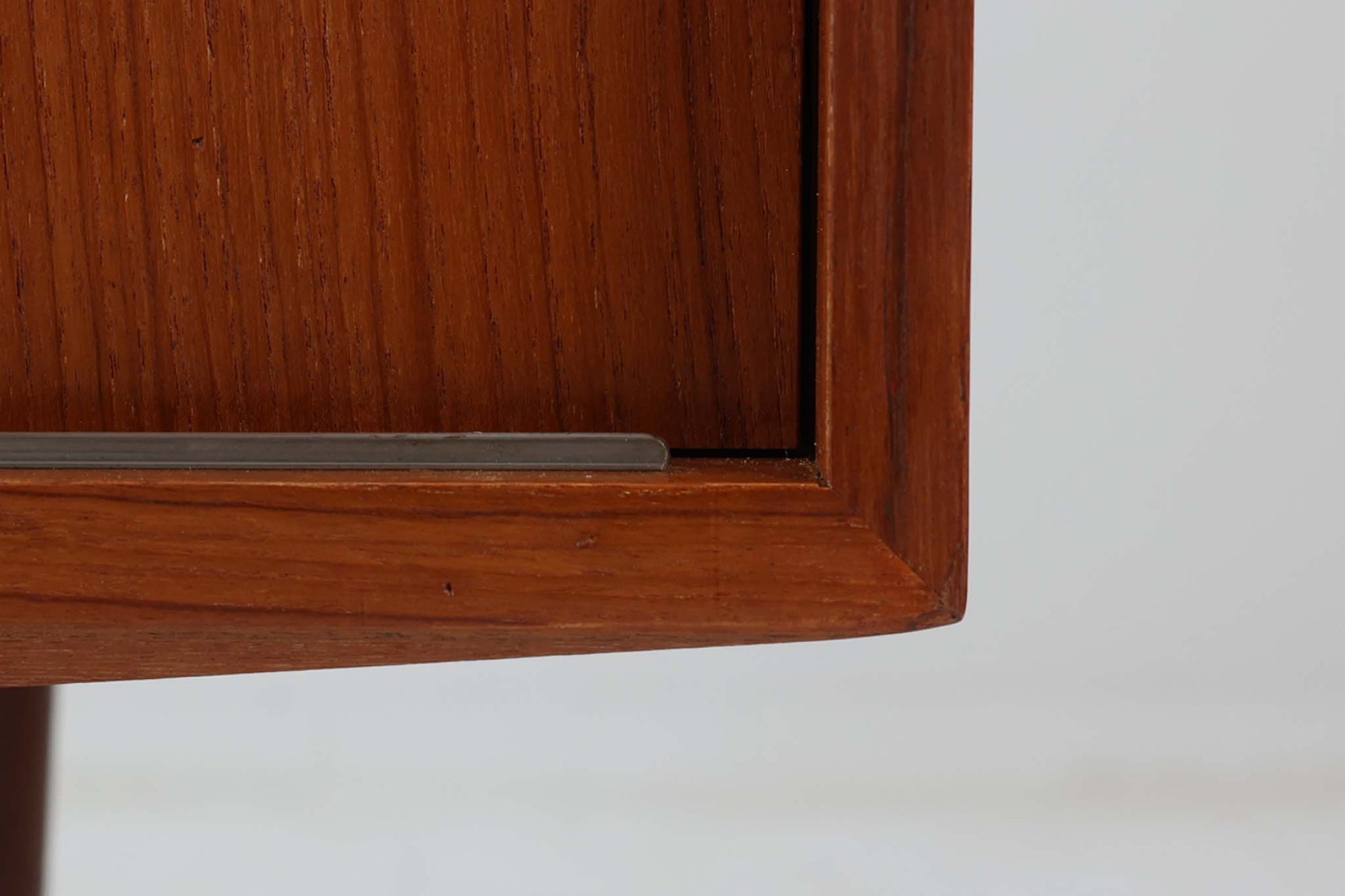 北欧より買い付けたサイドボードです。良質なチーク材が使用されており、シンプルなデザインですがクオリティーの高い作品です。デンマークの品質基準を満たした「DANISHFURNITUREmAKE'SCONTROL」の刻印がございます。