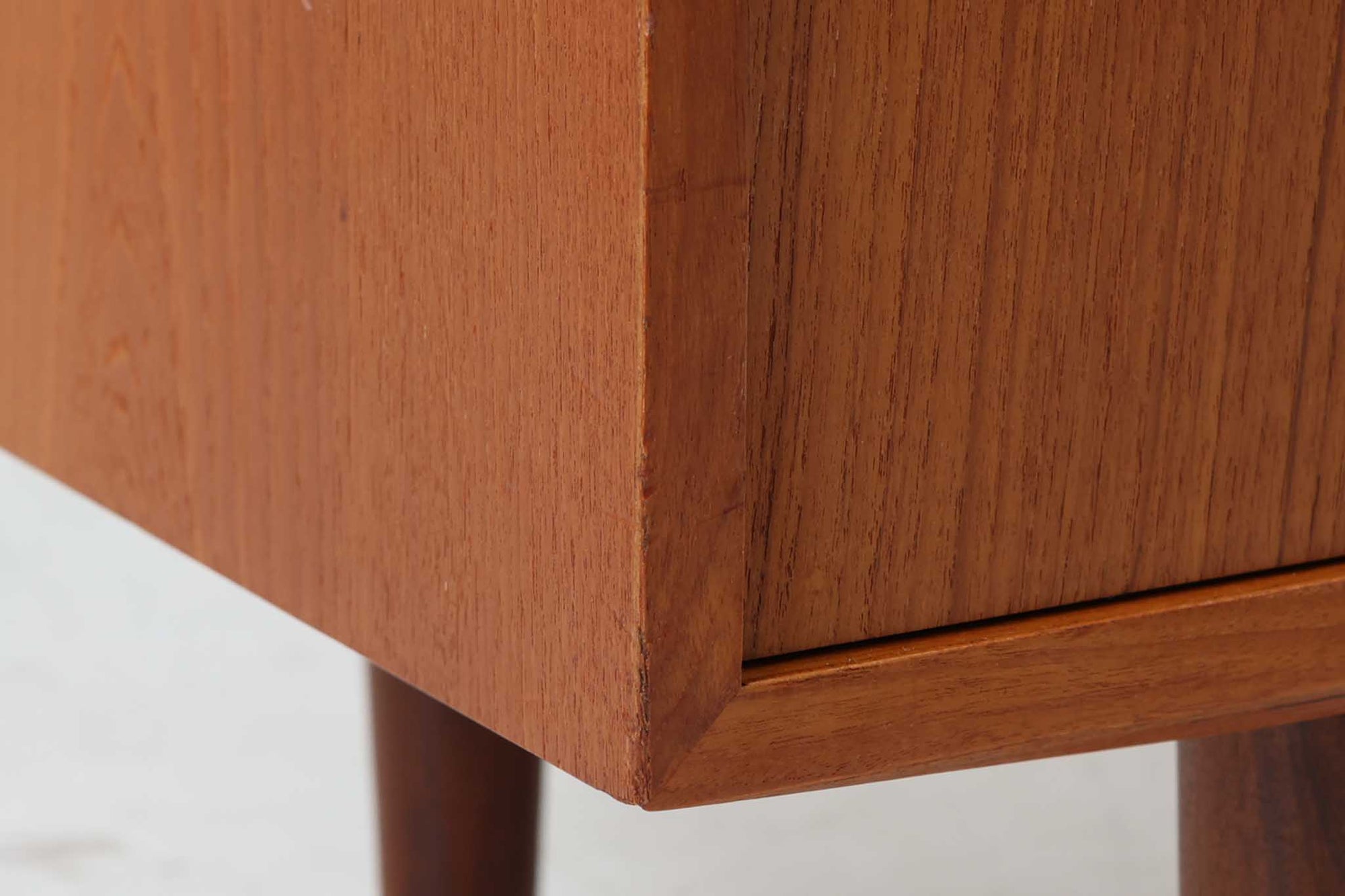 北欧より買い付けたサイドボードです。良質なチーク材が使用されており、シンプルなデザインですがクオリティーの高い作品です。デンマークの品質基準を満たした「DANISHFURNITUREmAKE'SCONTROL」の刻印がございます。