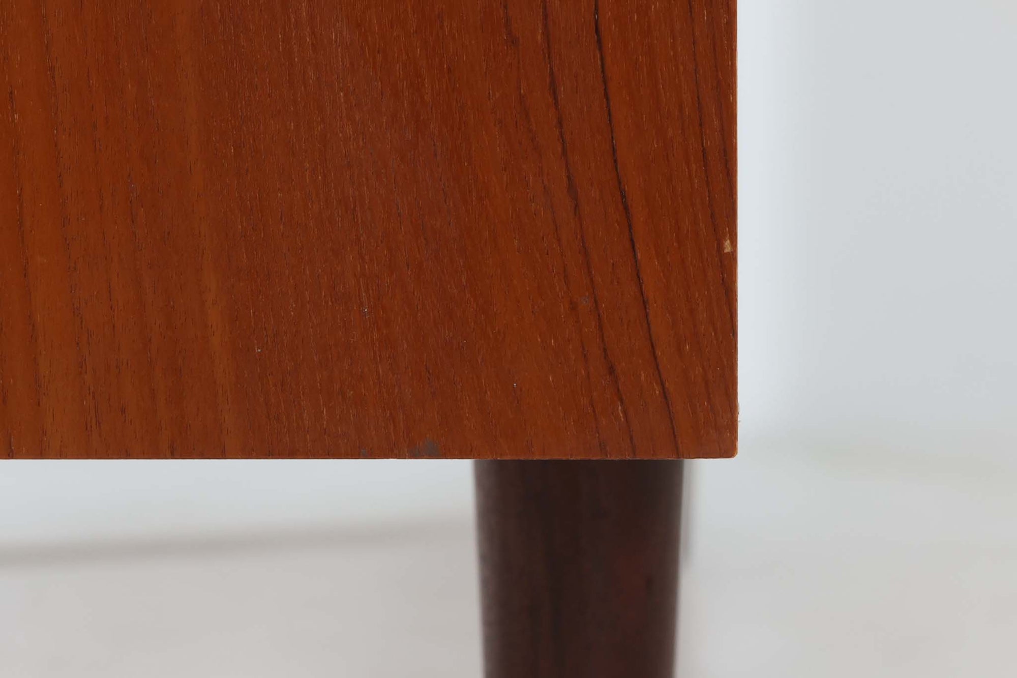 北欧より買い付けたサイドボードです。良質なチーク材が使用されており、シンプルなデザインですがクオリティーの高い作品です。デンマークの品質基準を満たした「DANISHFURNITUREmAKE'SCONTROL」の刻印がございます。