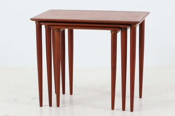 デンマークより買い付けました。シンプルなデザインですが堅牢な造りのネストテーブルです。良質なチーク材が使用されており高級感がございます。