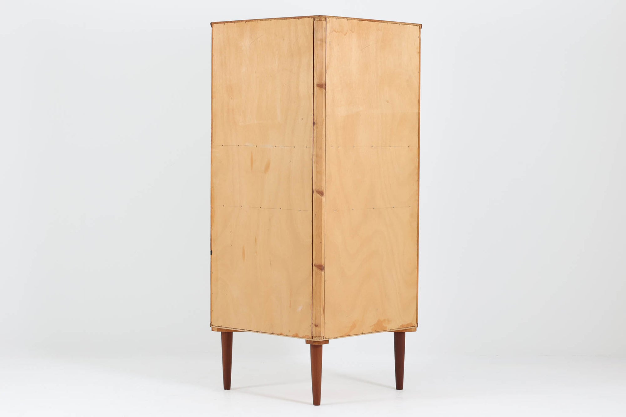 北欧より買い付けたビンテージ品のコーナーキャビネットです。良質なチーク材で作られたこのキャビネットは、耐久性と美しさを兼ね備えています。ガラス扉は内部の展示品を美しく飾り、収納スペースは引き戸で、使いやすさと機能性を高めています。このキャビネットは、北欧の伝統的な職人技を感じさせ、お部屋に上品で温かみのある雰囲気を醸し出します。