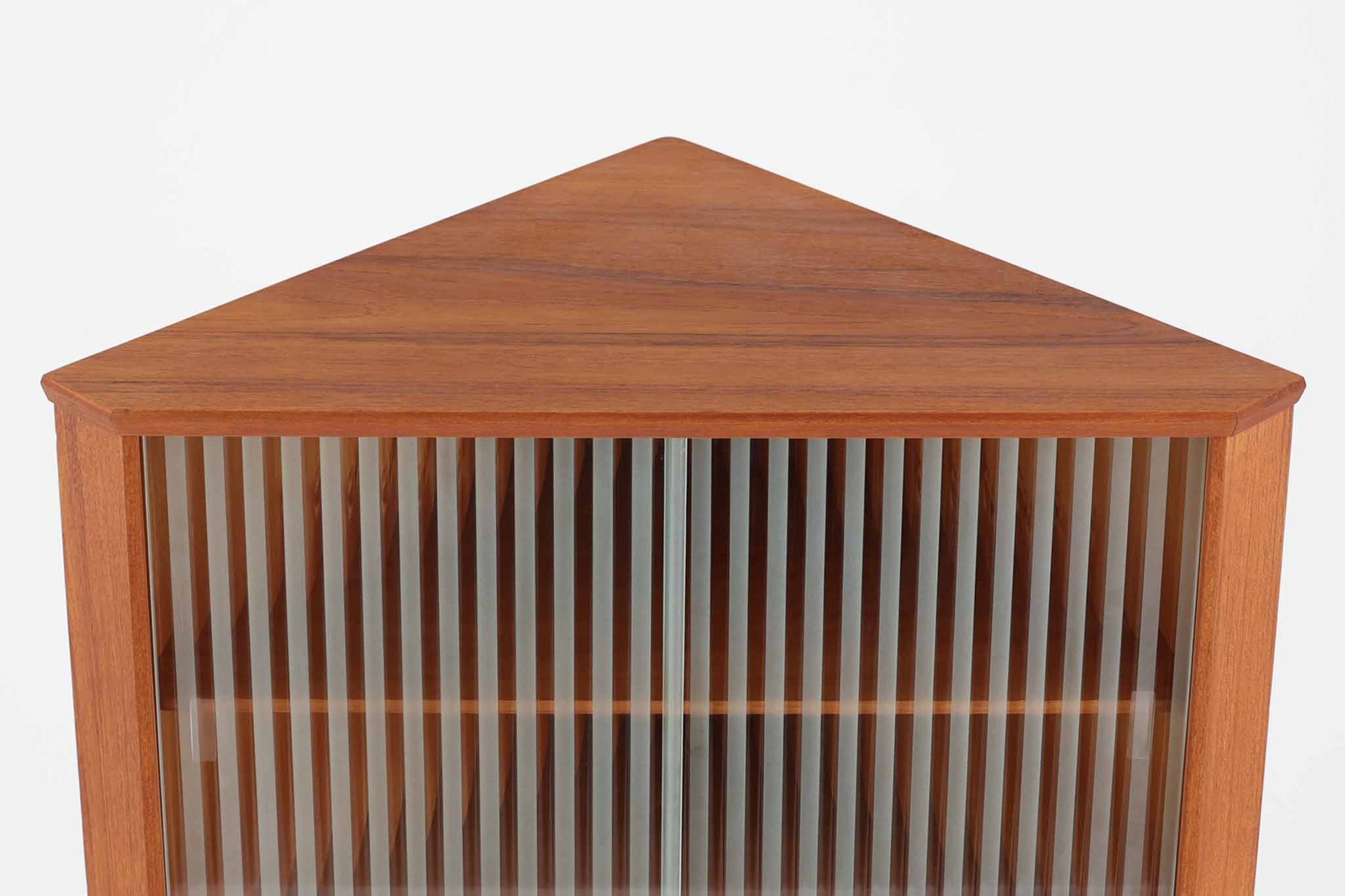 北欧より買い付けたビンテージ品のコーナーキャビネットです。良質なチーク材で作られたこのキャビネットは、耐久性と美しさを兼ね備えています。ガラス扉は内部の展示品を美しく飾り、収納スペースは引き戸で、使いやすさと機能性を高めています。このキャビネットは、北欧の伝統的な職人技を感じさせ、お部屋に上品で温かみのある雰囲気を醸し出します。