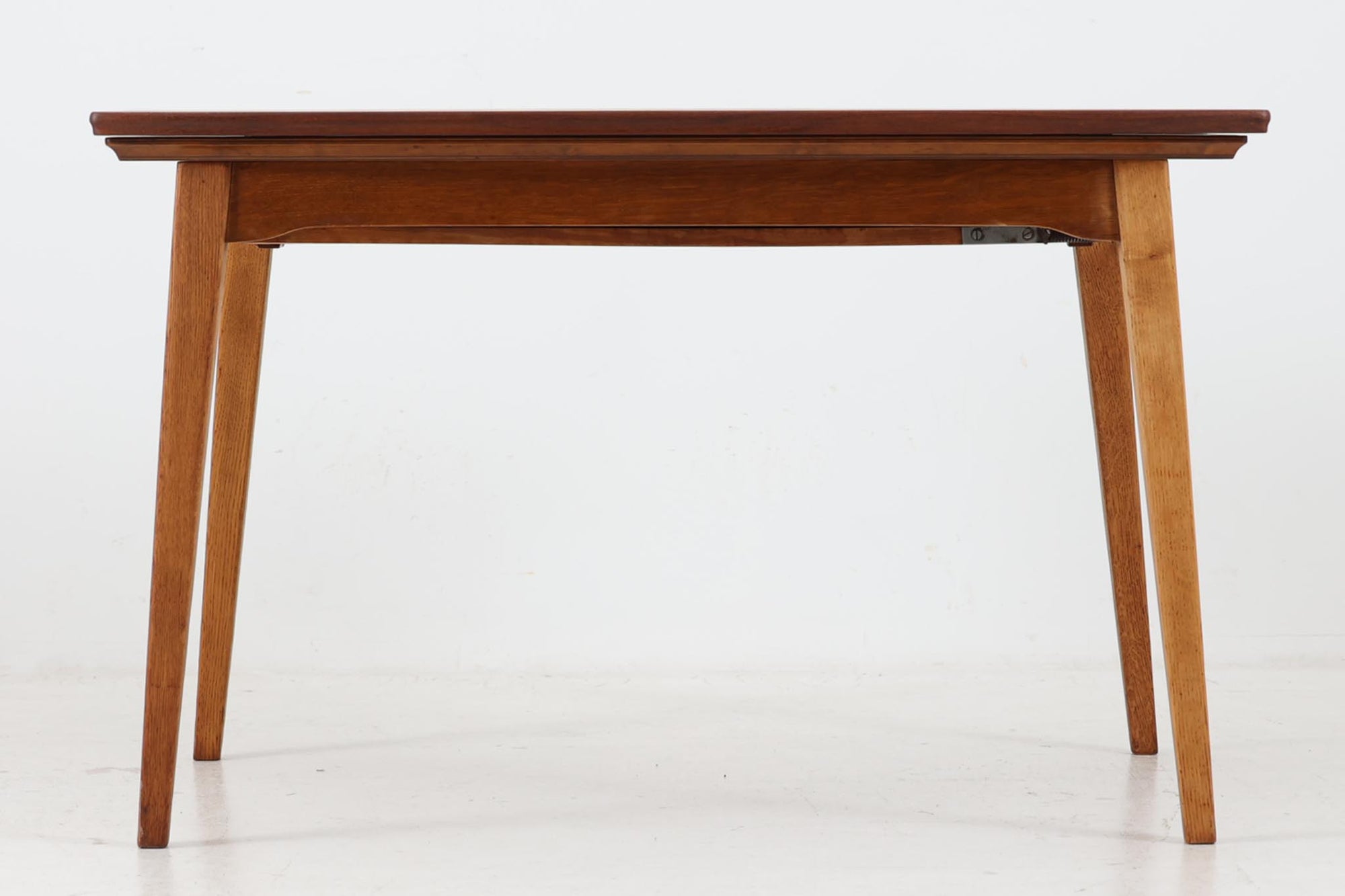 北欧より買い付けた「エレベーターテーブル」です。奥行と高さを変える事が出来るデンマークでは人気のアイテムです。通常のエレベーターテーブルよりも幅が94cmと小ぶりです。チーク材とオーク材の組み合わせが素敵です。