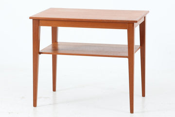 北欧より買い付けたサイドテーブルです。良質なチーク材が使用されています。棚付きで使い勝手の良いサイズ感です。