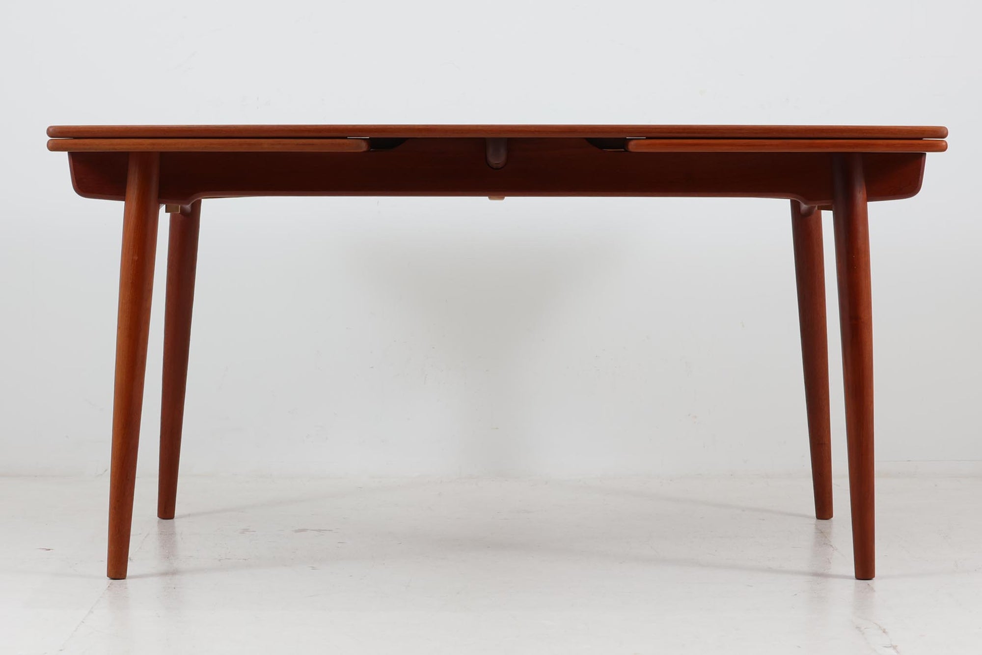 北欧より買い付けました。ハンス・ウェーグナーによってデザインされた「AT312」です。ウェグナーを代表するテーブルで幕板と脚の形状が特徴的なデザインです。天板と脚部が全てチーク材の希少なモデルです。脚部は取り外しが出来ませんので、搬入経路をご確認の上ご検討くださいませ。