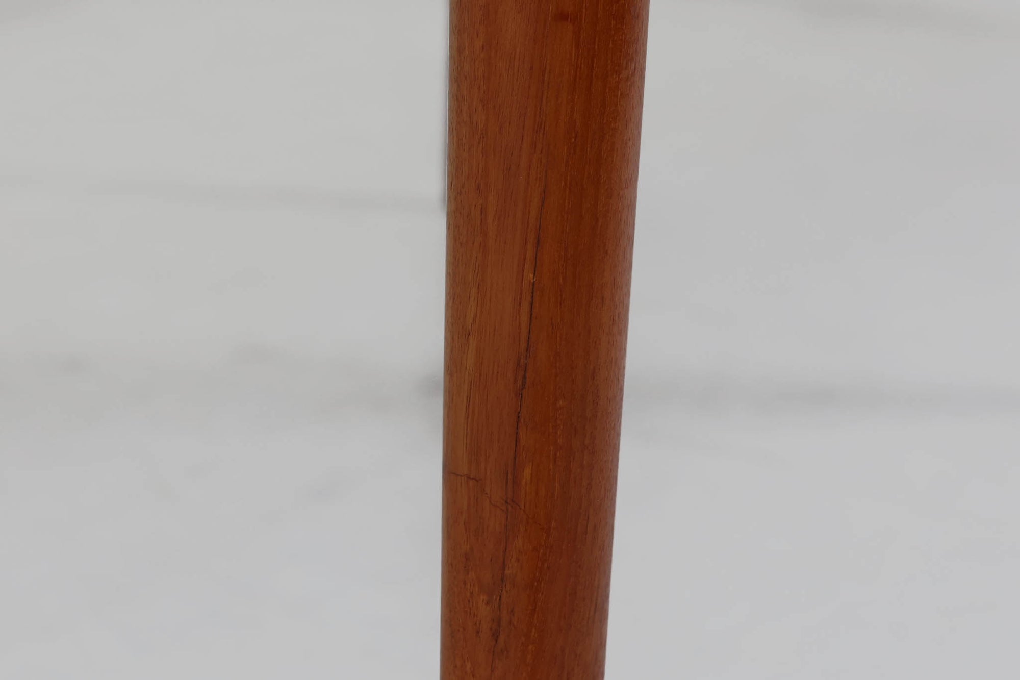 北欧より買い付けました。ハンス・ウェーグナーによってデザインされた「AT312」です。ウェグナーを代表するテーブルで幕板と脚の形状が特徴的なデザインです。天板と脚部が全てチーク材の希少なモデルです。脚部は取り外しが出来ませんので、搬入経路をご確認の上ご検討くださいませ。