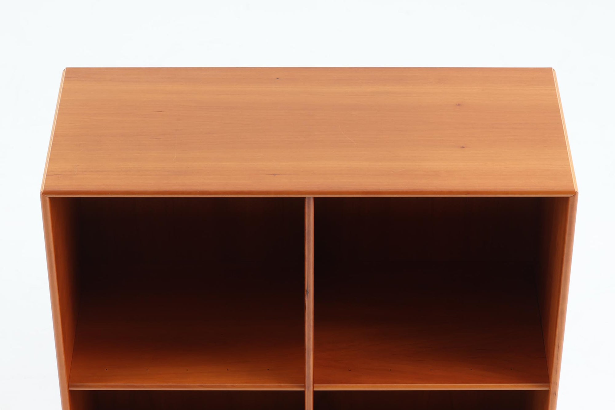 北欧より買い付けたmontana社製のユニットシェルフです。北欧デンマーク発祥のモダンデザインの傑作です。モンタナは、機能性と美しさを絶妙に融合させ、カスタマイズ可能な家具で知られています。その中でも、montanaのシェルフはその傑出したデザインと高品質な製造で世界中のデザイン愛好者に愛されています。木目が美しいチェリーウッドが使用されています。