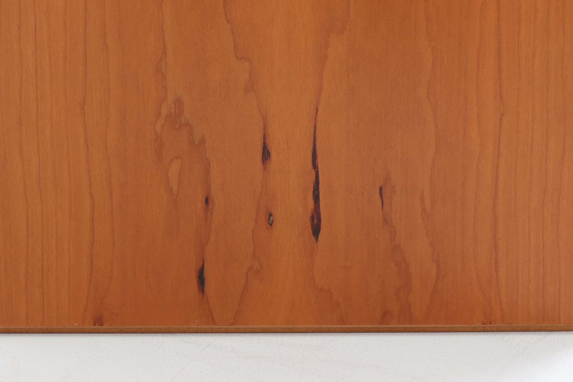 北欧より買い付けたmontana社製のユニットシェルフです。北欧デンマーク発祥のモダンデザインの傑作です。モンタナは、機能性と美しさを絶妙に融合させ、カスタマイズ可能な家具で知られています。その中でも、montanaのシェルフはその傑出したデザインと高品質な製造で世界中のデザイン愛好者に愛されています。木目が美しいチェリーウッドが使用されています。