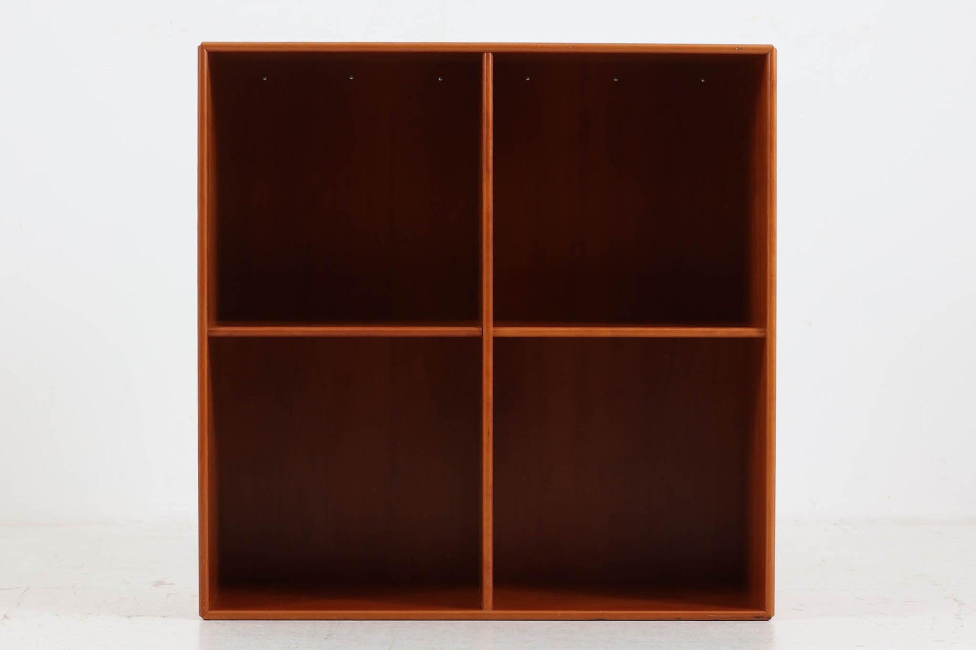 北欧より買い付けたmontana社製のユニットシェルフです。ユニットは組み合わせたり、壁面に取り付けたりと拡張性があるため、デンマークで長く愛されています。木目が美しいチェリーウッドが使用されています。