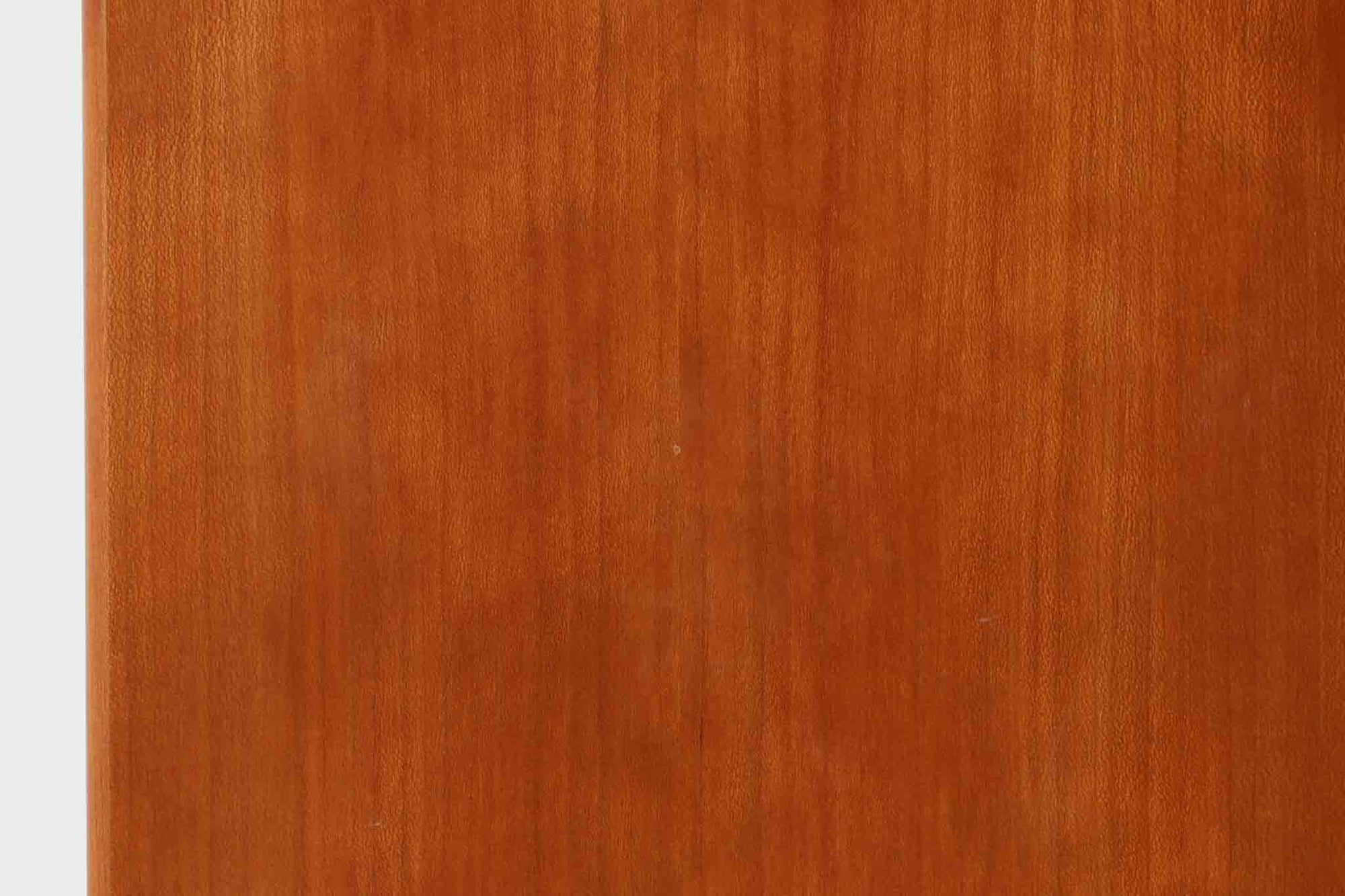 北欧より買い付けたmontana社製のユニットシェルフです。ユニットは組み合わせたり、壁面に取り付けたりと拡張性があるため、デンマークで長く愛されています。木目が美しいチェリーウッドが使用されています。