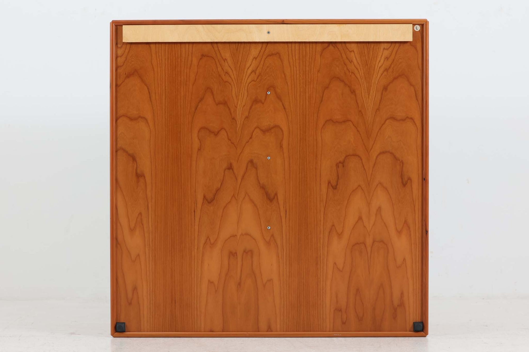 北欧より買い付けたmontana社製のユニットシェルフです。ユニットは組み合わせたり、壁面に取り付けたりと拡張性があるため、デンマークで長く愛されています。木目が美しいチェリーウッドが使用されています。