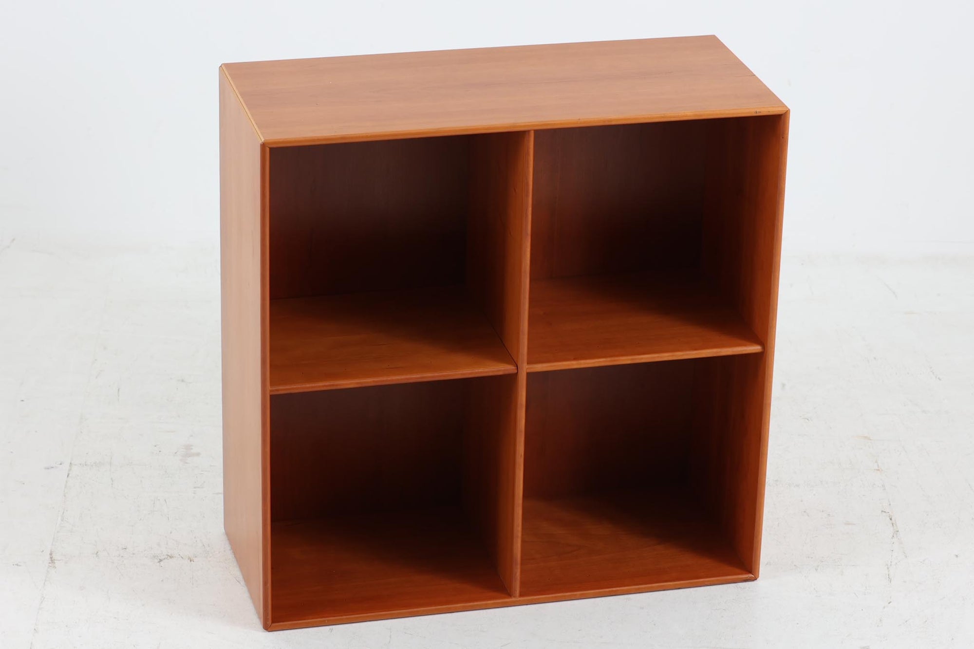 北欧より買い付けたmontana社製のユニットシェルフです。ユニットは組み合わせたり、壁面に取り付けたりと拡張性があるため、デンマークで長く愛されています。木目が美しいチェリーウッドが使用されています。