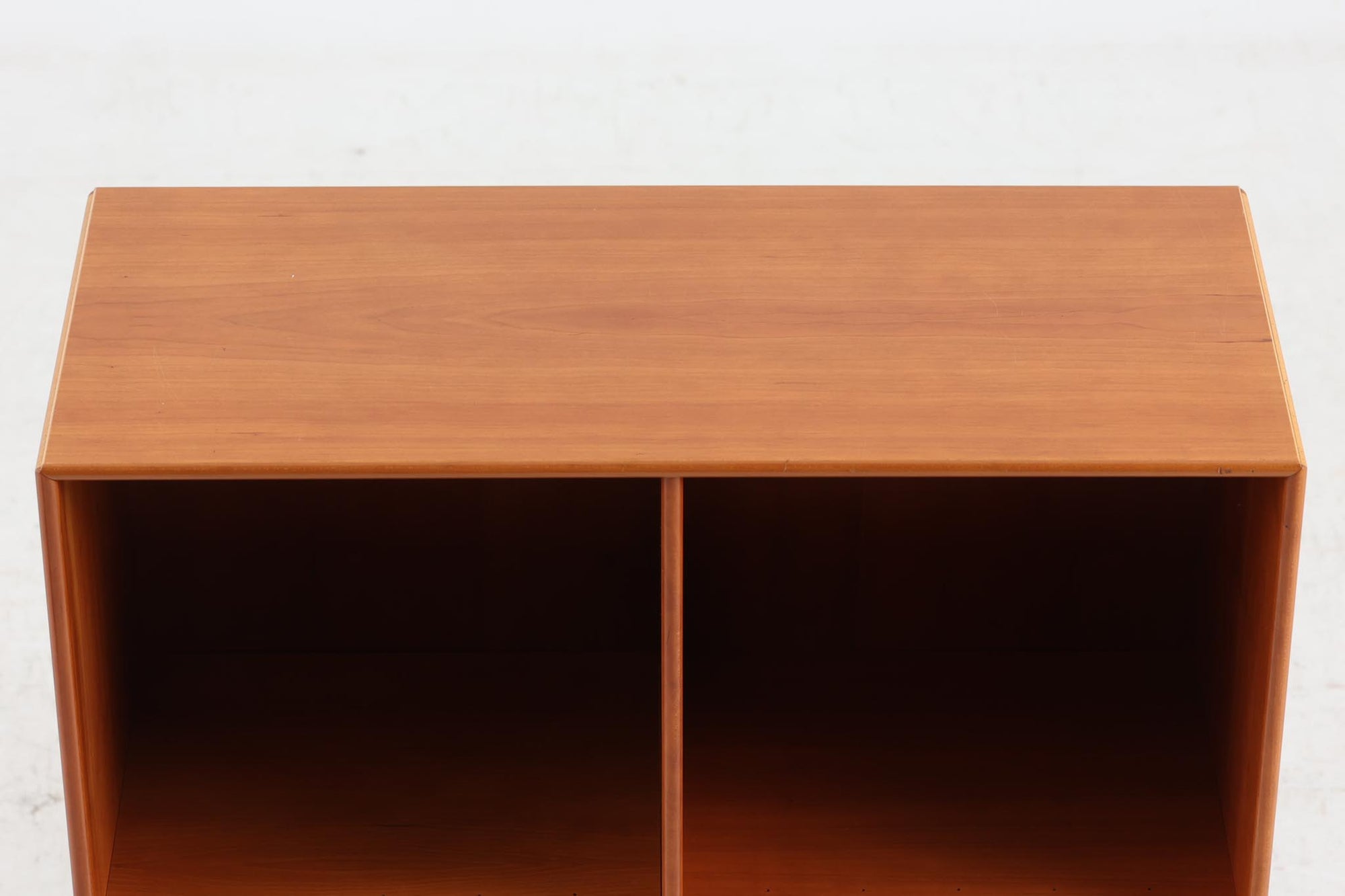 北欧より買い付けたmontana社製のユニットシェルフです。ユニットは組み合わせたり、壁面に取り付けたりと拡張性があるため、デンマークで長く愛されています。木目が美しいチェリーウッドが使用されています。