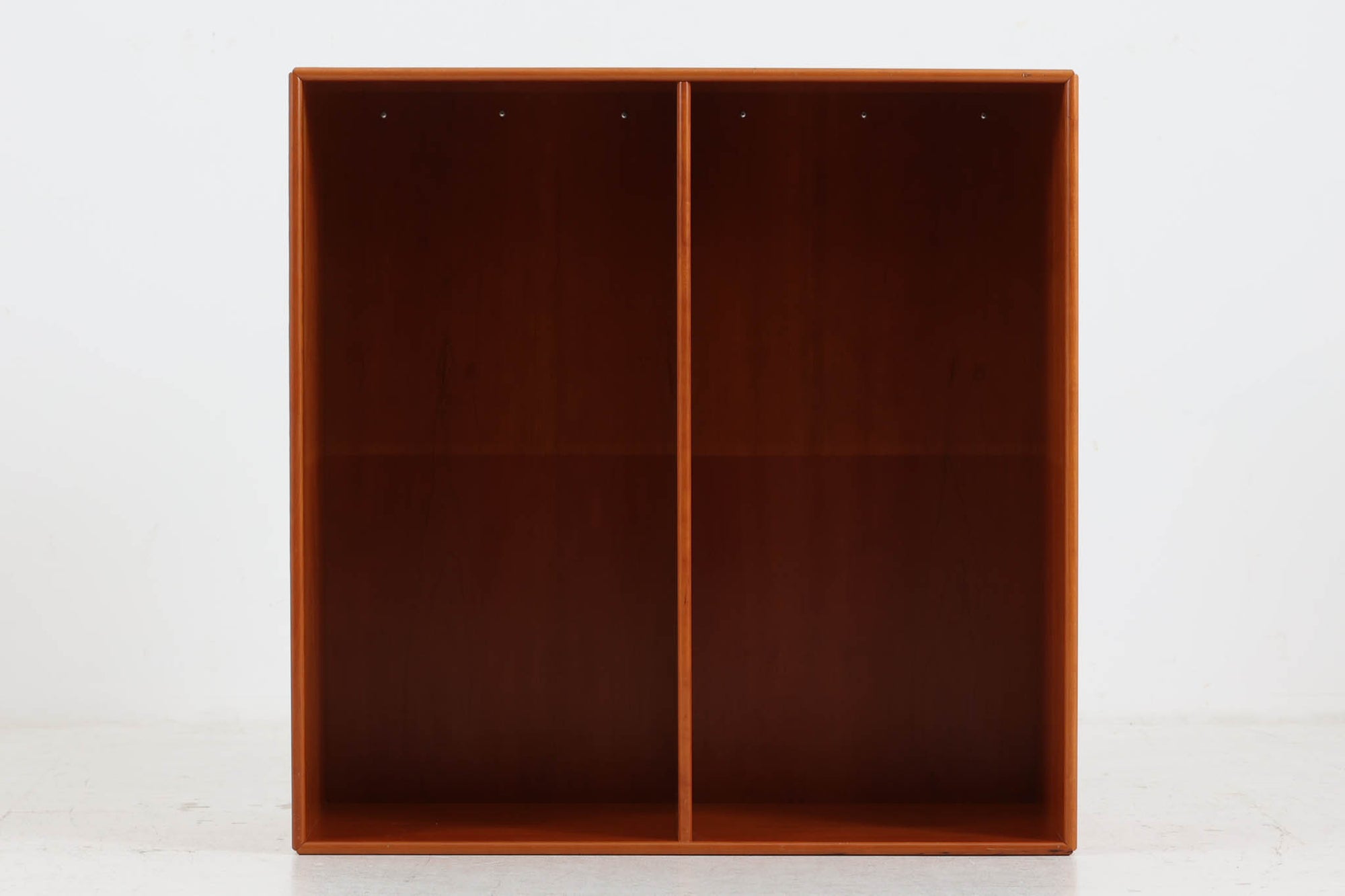 北欧より買い付けたmontana社製のユニットシェルフです。ユニットは組み合わせたり、壁面に取り付けたりと拡張性があるため、デンマークで長く愛されています。木目が美しいチェリーウッドが使用されています。