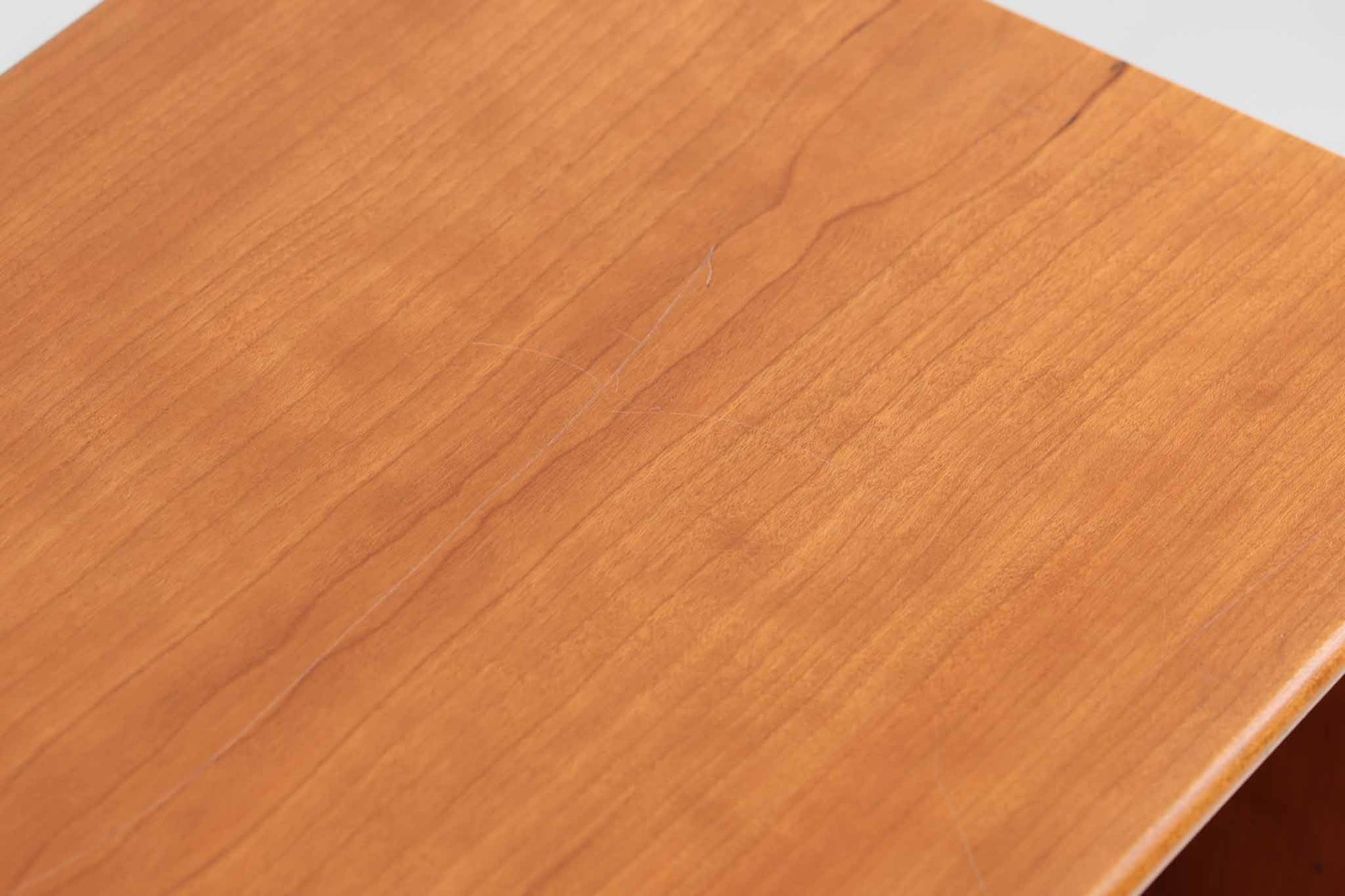 北欧より買い付けたmontana社製のユニットシェルフです。ユニットは組み合わせたり、壁面に取り付けたりと拡張性があるため、デンマークで長く愛されています。木目が美しいチェリーウッドが使用されています。