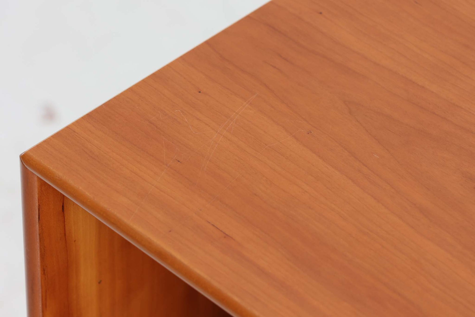 北欧より買い付けたmontana社製のユニットシェルフです。ユニットは組み合わせたり、壁面に取り付けたりと拡張性があるため、デンマークで長く愛されています。木目が美しいチェリーウッドが使用されています。