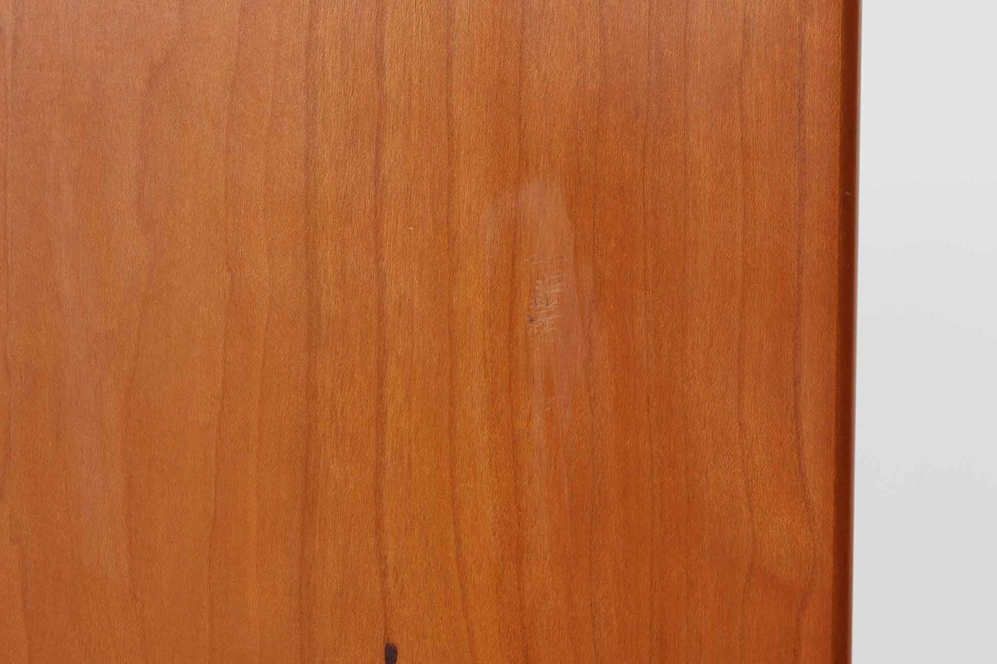 北欧より買い付けたmontana社製のユニットシェルフです。ユニットは組み合わせたり、壁面に取り付けたりと拡張性があるため、デンマークで長く愛されています。木目が美しいチェリーウッドが使用されています。