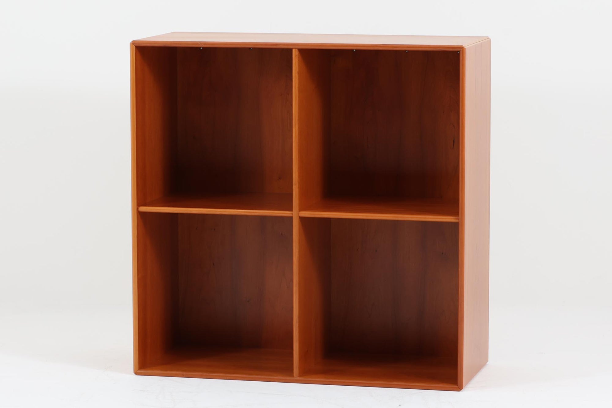 北欧より買い付けたmontana社製のユニットシェルフです。北欧デンマーク発祥のモダンデザインの傑作です。モンタナは、機能性と美しさを絶妙に融合させ、カスタマイズ可能な家具で知られています。その中でも、montanaのシェルフはその傑出したデザインと高品質な製造で世界中のデザイン愛好者に愛されています。木目が美しいチェリーウッドが使用されています。