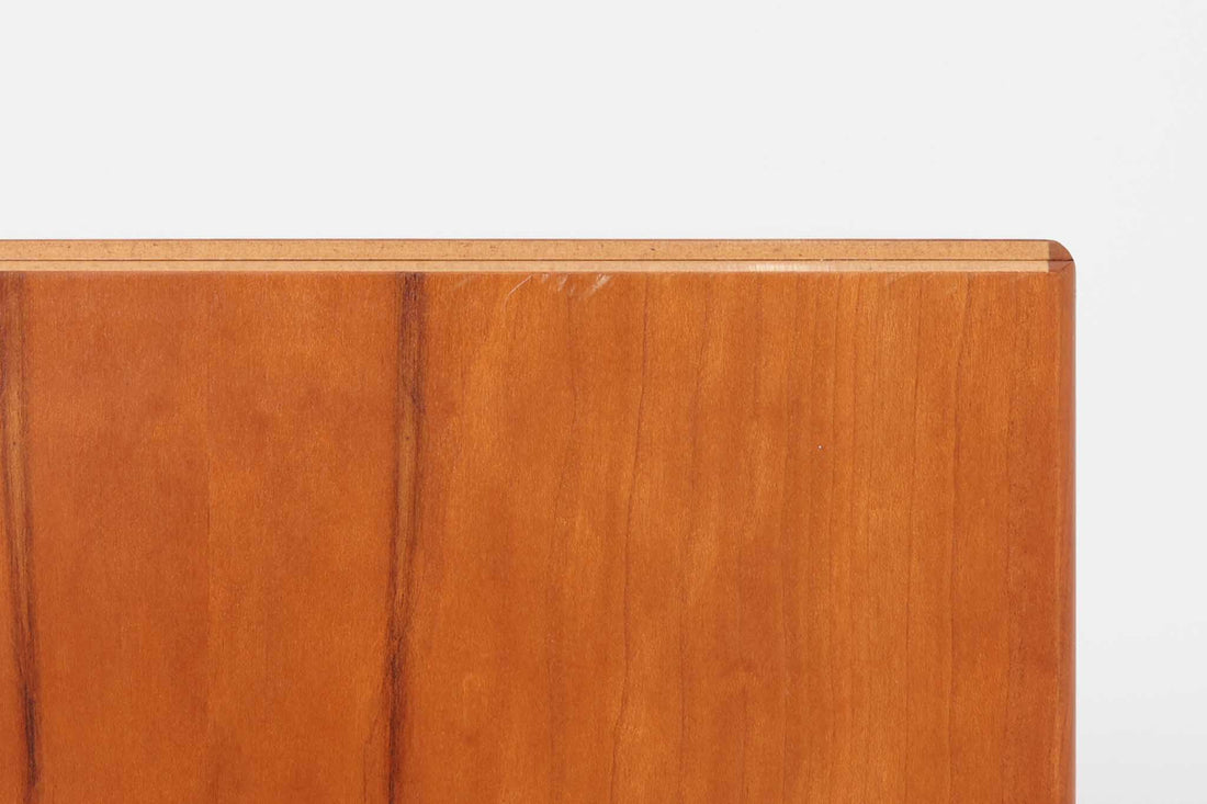 北欧より買い付けたMontana社製のユニットシェルフです。北欧デンマーク発祥のモダンデザインの傑作です。モンタナは、機能性と美しさを絶妙に融合させ、カスタマイズ可能な家具で知られています。その中でも、Montanaのシェルフはその傑出したデザインと高品質な製造で世界中のデザイン愛好者に愛されています。木目が美しいチェリーウッドが使用されています。