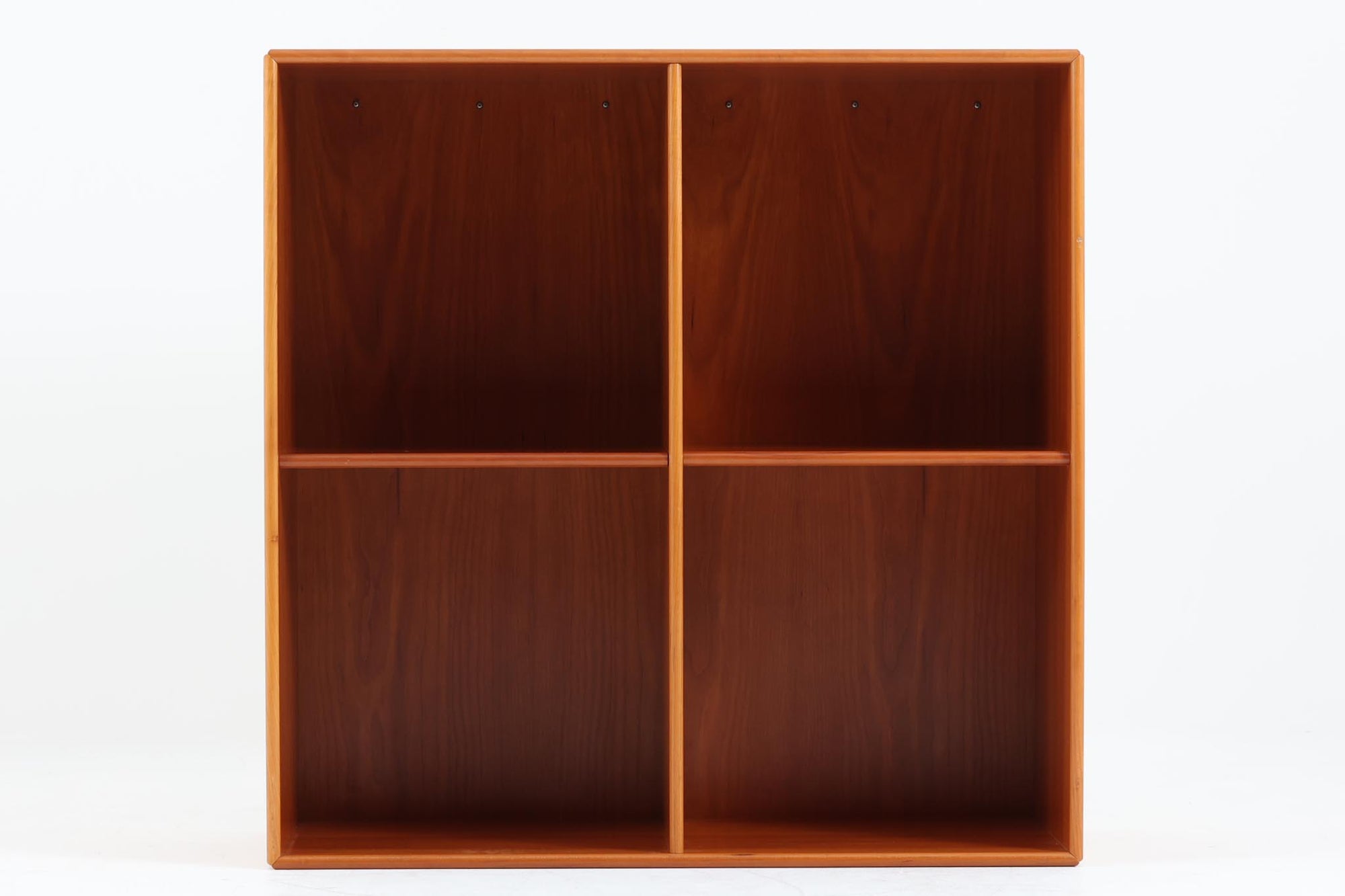 北欧より買い付けたmontana社製のユニットシェルフです。北欧デンマーク発祥のモダンデザインの傑作です。モンタナは、機能性と美しさを絶妙に融合させ、カスタマイズ可能な家具で知られています。その中でも、montanaのシェルフはその傑出したデザインと高品質な製造で世界中のデザイン愛好者に愛されています。木目が美しいチェリーウッドが使用されています。