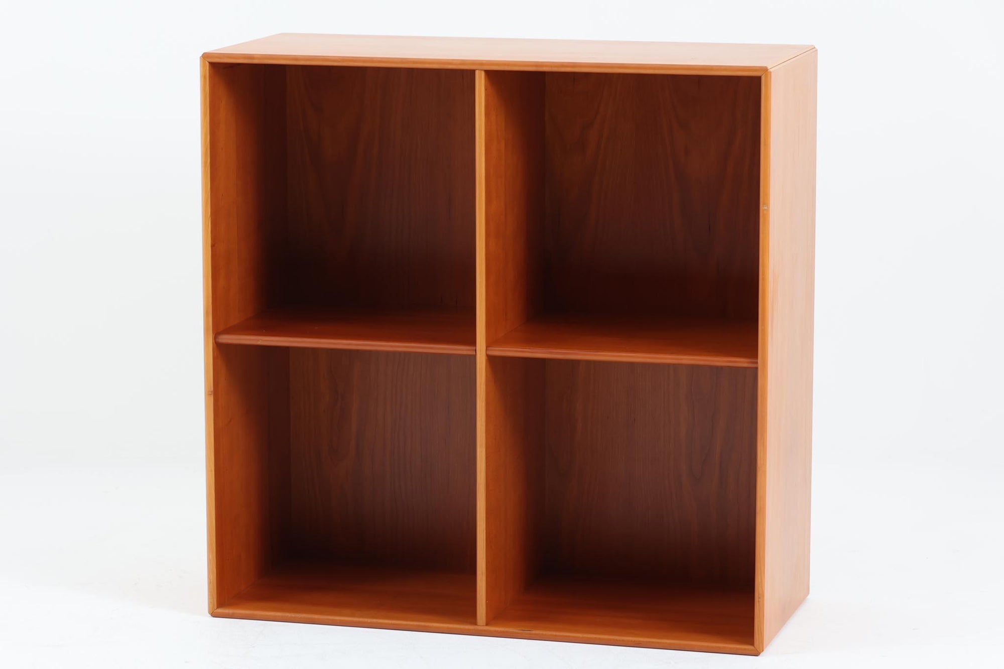 北欧より買い付けたmontana社製のユニットシェルフです。北欧デンマーク発祥のモダンデザインの傑作です。モンタナは、機能性と美しさを絶妙に融合させ、カスタマイズ可能な家具で知られています。その中でも、montanaのシェルフはその傑出したデザインと高品質な製造で世界中のデザイン愛好者に愛されています。木目が美しいチェリーウッドが使用されています。