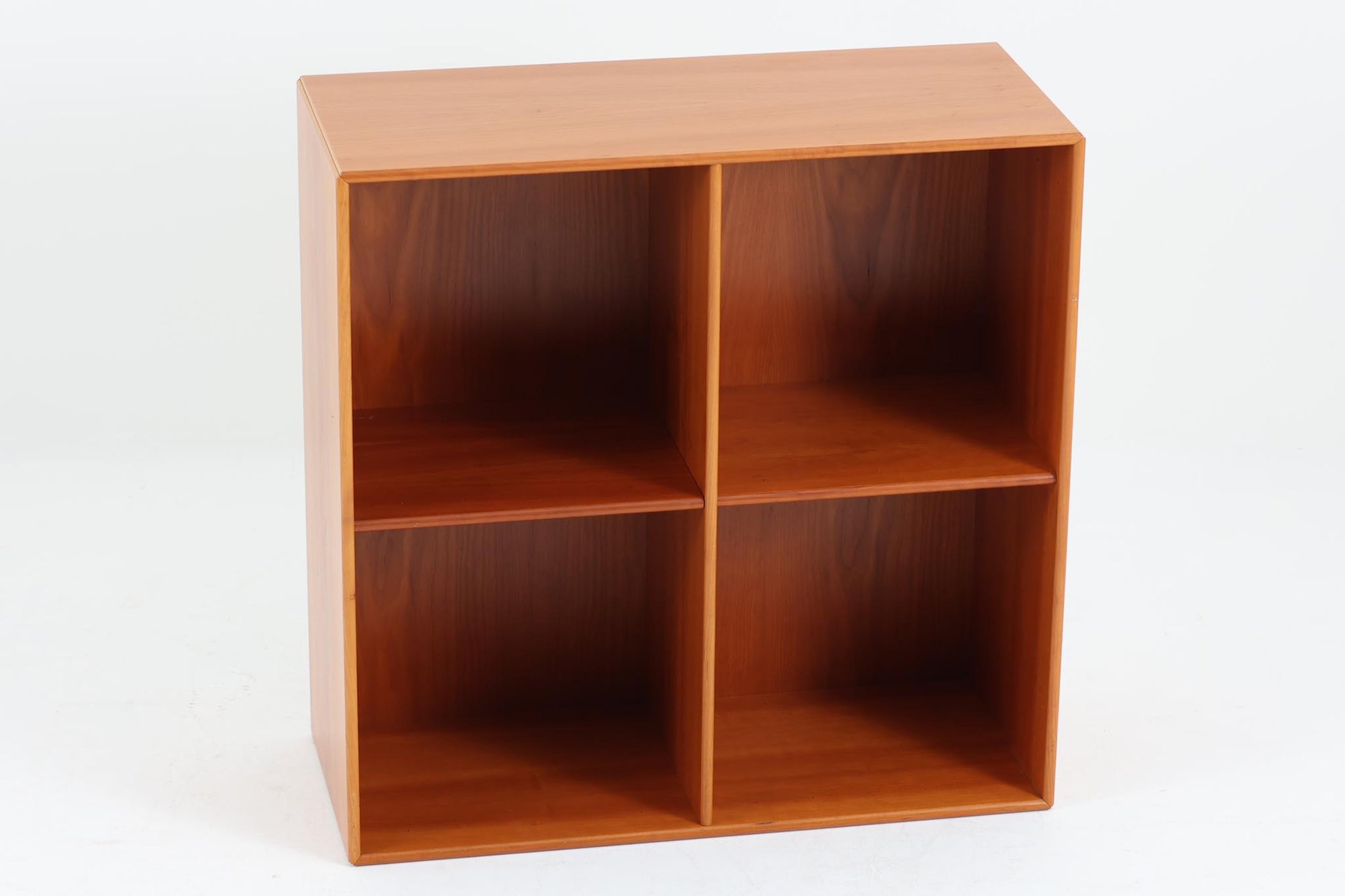 北欧より買い付けたmontana社製のユニットシェルフです。北欧デンマーク発祥のモダンデザインの傑作です。モンタナは、機能性と美しさを絶妙に融合させ、カスタマイズ可能な家具で知られています。その中でも、montanaのシェルフはその傑出したデザインと高品質な製造で世界中のデザイン愛好者に愛されています。木目が美しいチェリーウッドが使用されています。