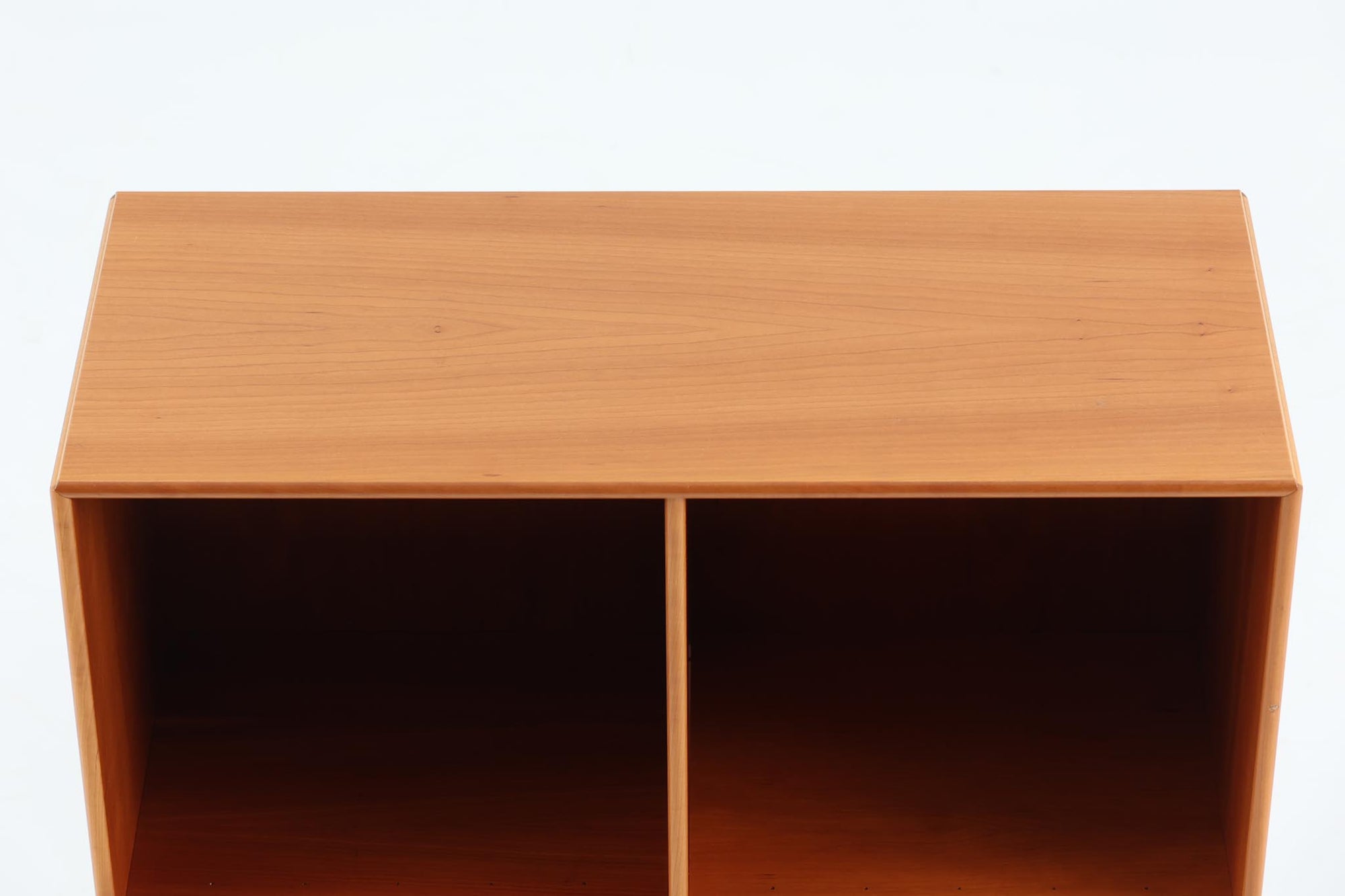 北欧より買い付けたmontana社製のユニットシェルフです。北欧デンマーク発祥のモダンデザインの傑作です。モンタナは、機能性と美しさを絶妙に融合させ、カスタマイズ可能な家具で知られています。その中でも、montanaのシェルフはその傑出したデザインと高品質な製造で世界中のデザイン愛好者に愛されています。木目が美しいチェリーウッドが使用されています。