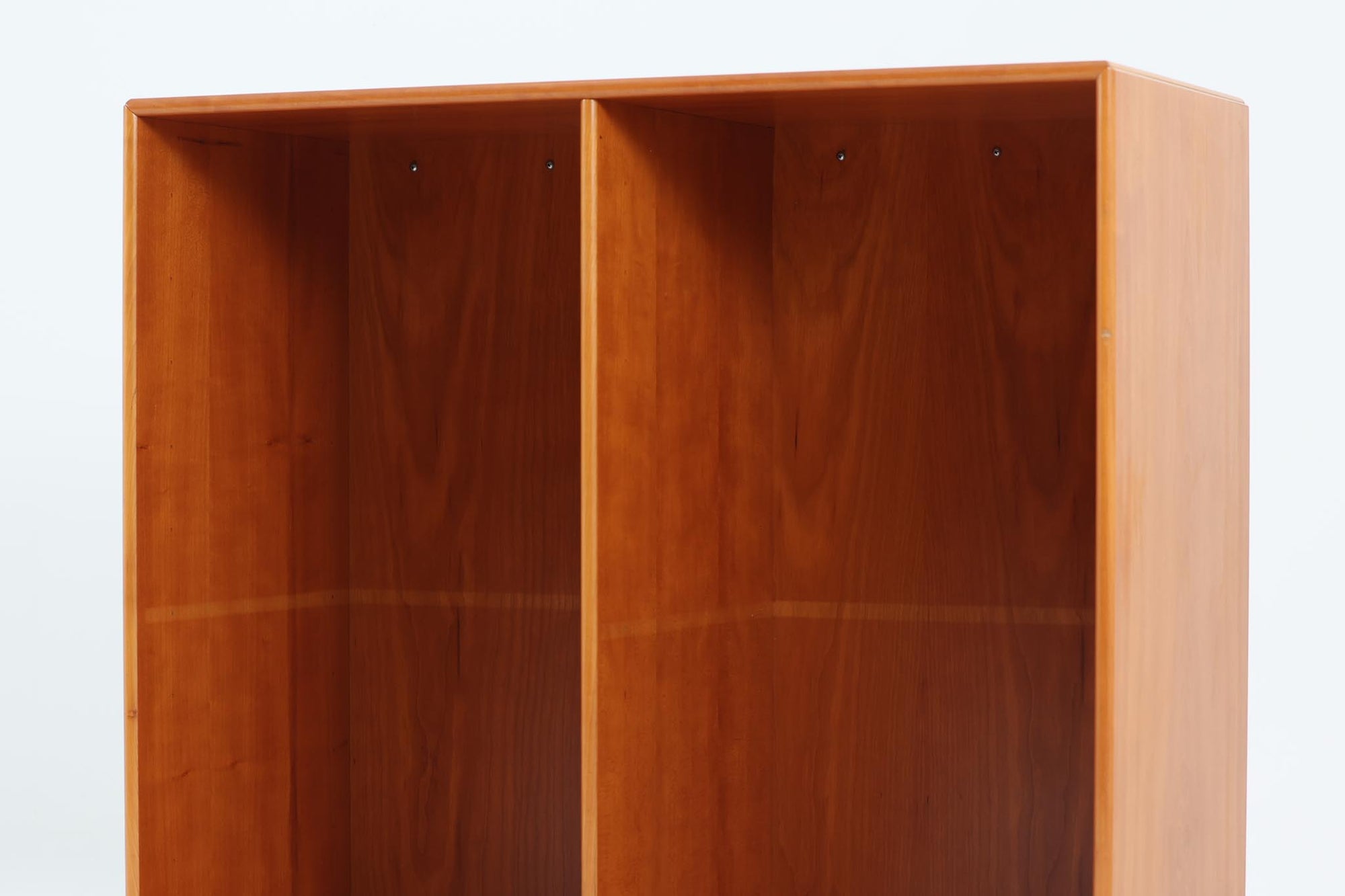 北欧より買い付けたmontana社製のユニットシェルフです。北欧デンマーク発祥のモダンデザインの傑作です。モンタナは、機能性と美しさを絶妙に融合させ、カスタマイズ可能な家具で知られています。その中でも、montanaのシェルフはその傑出したデザインと高品質な製造で世界中のデザイン愛好者に愛されています。木目が美しいチェリーウッドが使用されています。