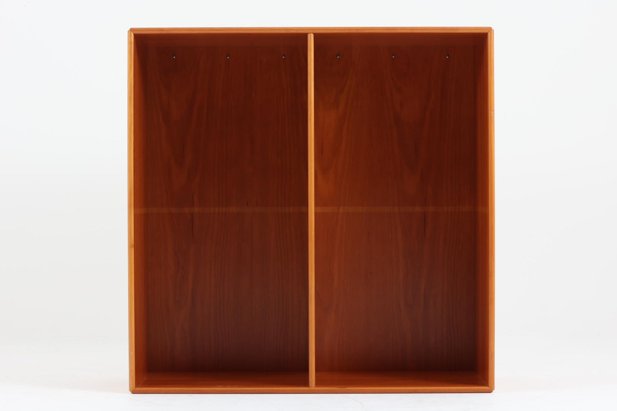 北欧より買い付けたmontana社製のユニットシェルフです。北欧デンマーク発祥のモダンデザインの傑作です。モンタナは、機能性と美しさを絶妙に融合させ、カスタマイズ可能な家具で知られています。その中でも、montanaのシェルフはその傑出したデザインと高品質な製造で世界中のデザイン愛好者に愛されています。木目が美しいチェリーウッドが使用されています。