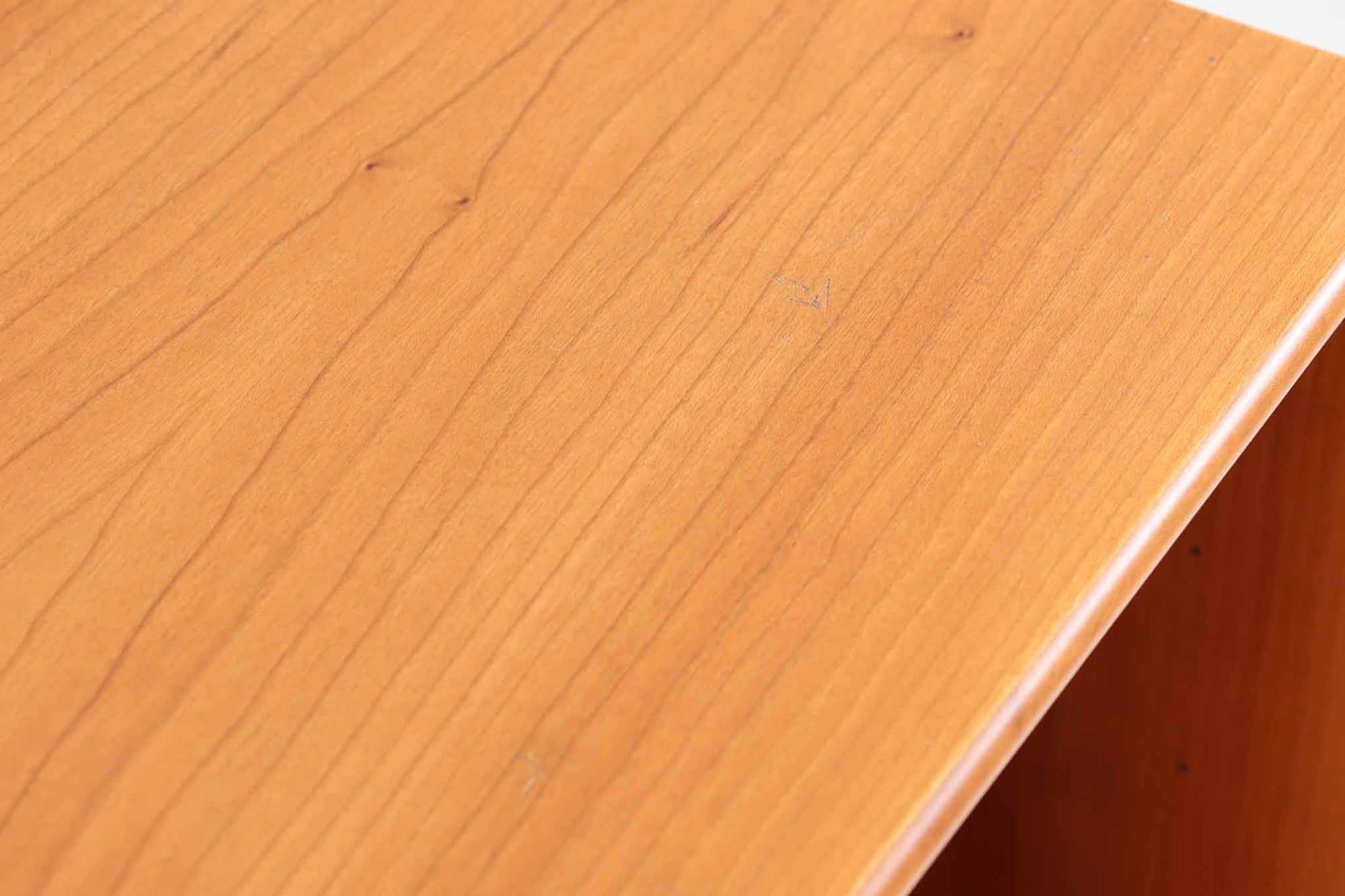 北欧より買い付けたmontana社製のユニットシェルフです。北欧デンマーク発祥のモダンデザインの傑作です。モンタナは、機能性と美しさを絶妙に融合させ、カスタマイズ可能な家具で知られています。その中でも、montanaのシェルフはその傑出したデザインと高品質な製造で世界中のデザイン愛好者に愛されています。木目が美しいチェリーウッドが使用されています。