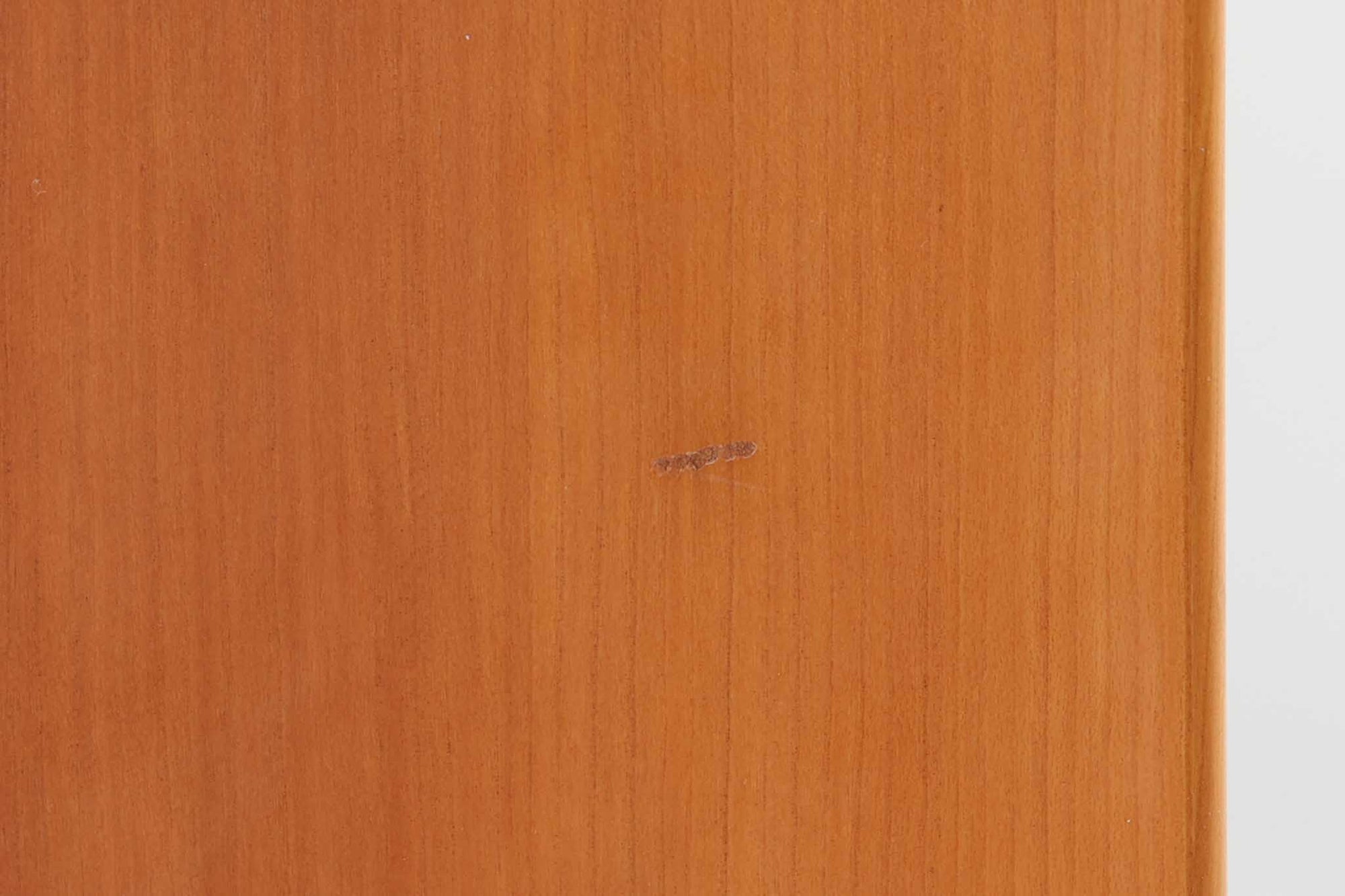 北欧より買い付けたmontana社製のユニットシェルフです。北欧デンマーク発祥のモダンデザインの傑作です。モンタナは、機能性と美しさを絶妙に融合させ、カスタマイズ可能な家具で知られています。その中でも、montanaのシェルフはその傑出したデザインと高品質な製造で世界中のデザイン愛好者に愛されています。木目が美しいチェリーウッドが使用されています。