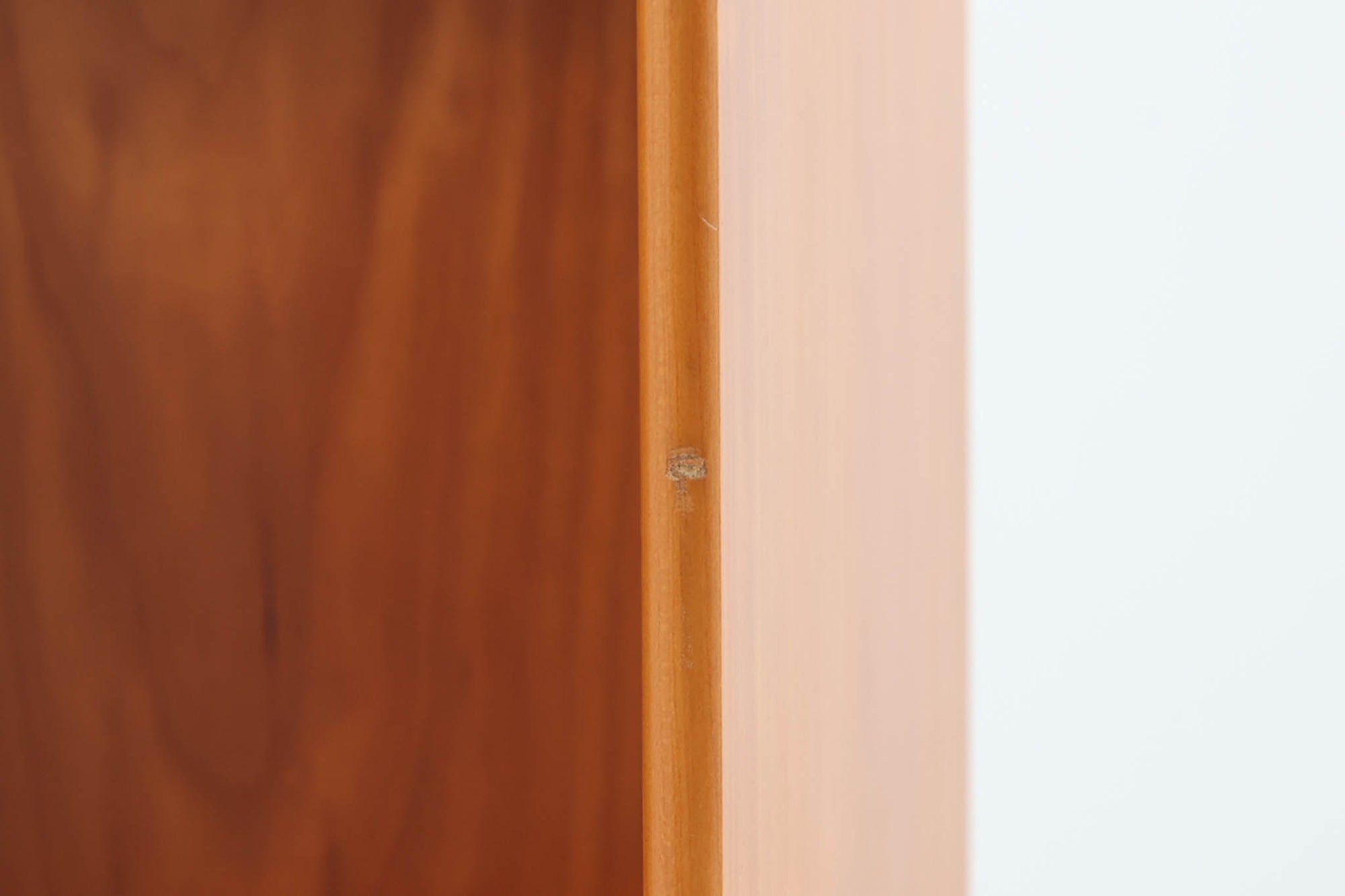 北欧より買い付けたmontana社製のユニットシェルフです。北欧デンマーク発祥のモダンデザインの傑作です。モンタナは、機能性と美しさを絶妙に融合させ、カスタマイズ可能な家具で知られています。その中でも、montanaのシェルフはその傑出したデザインと高品質な製造で世界中のデザイン愛好者に愛されています。木目が美しいチェリーウッドが使用されています。