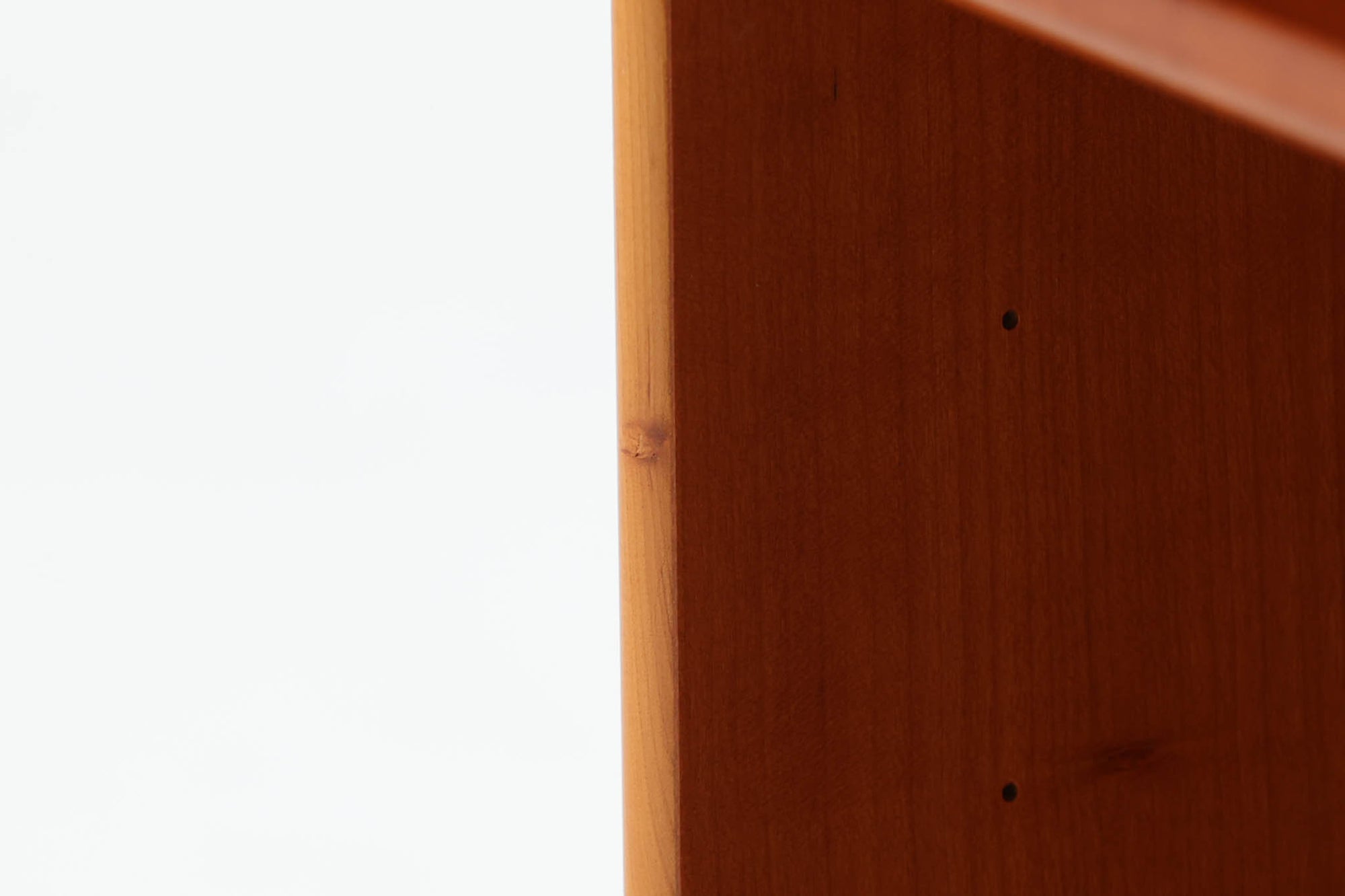 北欧より買い付けたmontana社製のユニットシェルフです。北欧デンマーク発祥のモダンデザインの傑作です。モンタナは、機能性と美しさを絶妙に融合させ、カスタマイズ可能な家具で知られています。その中でも、montanaのシェルフはその傑出したデザインと高品質な製造で世界中のデザイン愛好者に愛されています。木目が美しいチェリーウッドが使用されています。