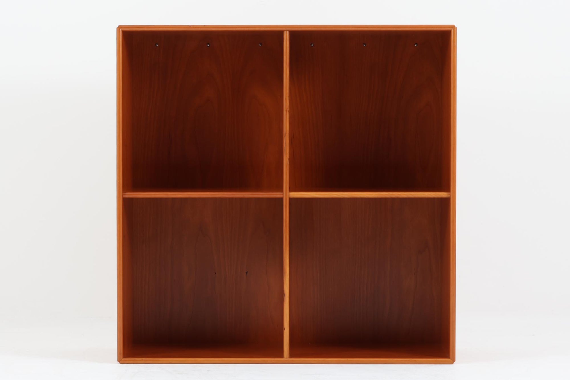 北欧より買い付けたmontana社製のユニットシェルフです。北欧デンマーク発祥のモダンデザインの傑作です。モンタナは、機能性と美しさを絶妙に融合させ、カスタマイズ可能な家具で知られています。その中でも、montanaのシェルフはその傑出したデザインと高品質な製造で世界中のデザイン愛好者に愛されています。木目が美しいチェリーウッドが使用されています。