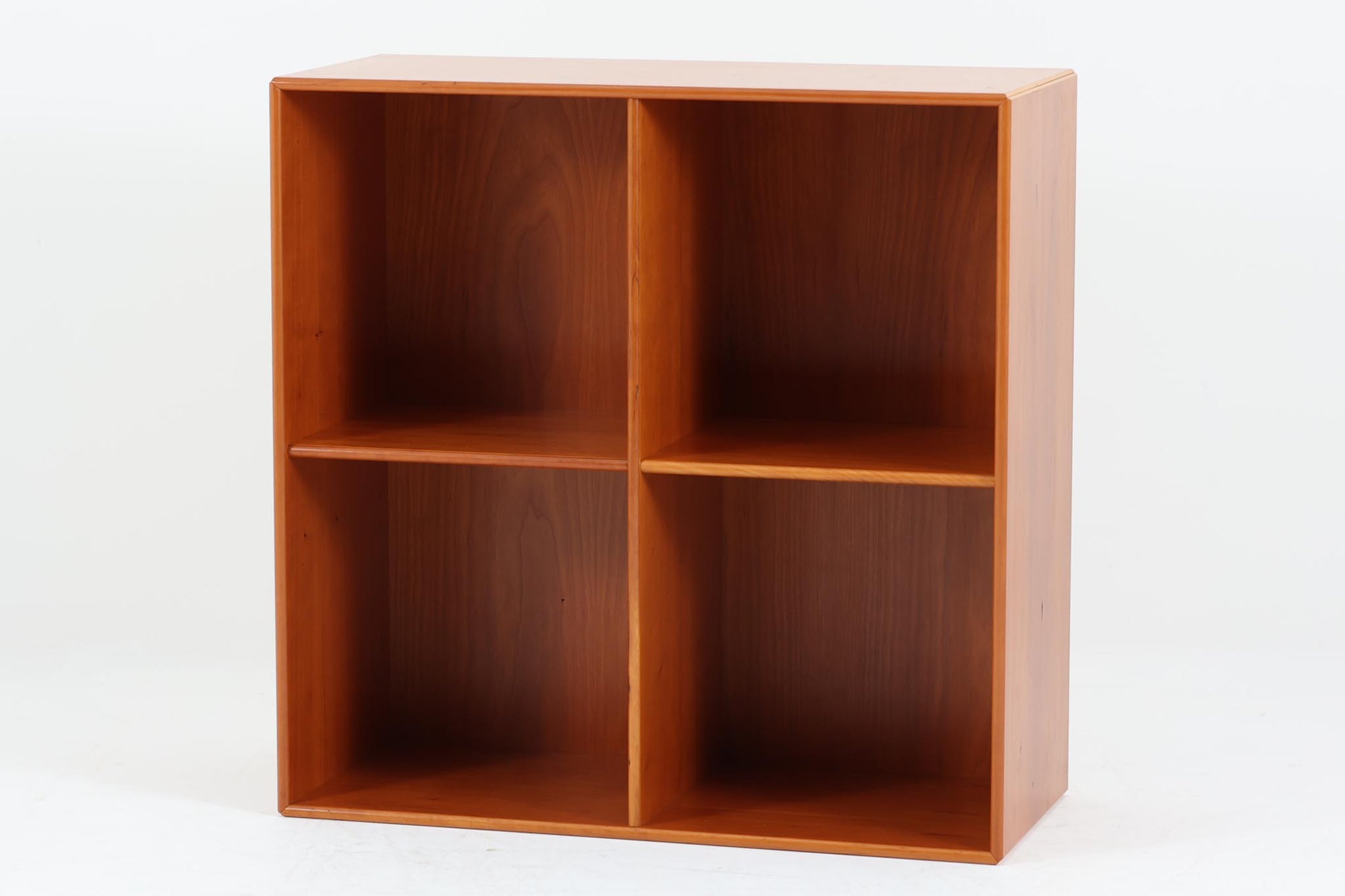 北欧より買い付けたmontana社製のユニットシェルフです。北欧デンマーク発祥のモダンデザインの傑作です。モンタナは、機能性と美しさを絶妙に融合させ、カスタマイズ可能な家具で知られています。その中でも、montanaのシェルフはその傑出したデザインと高品質な製造で世界中のデザイン愛好者に愛されています。木目が美しいチェリーウッドが使用されています。