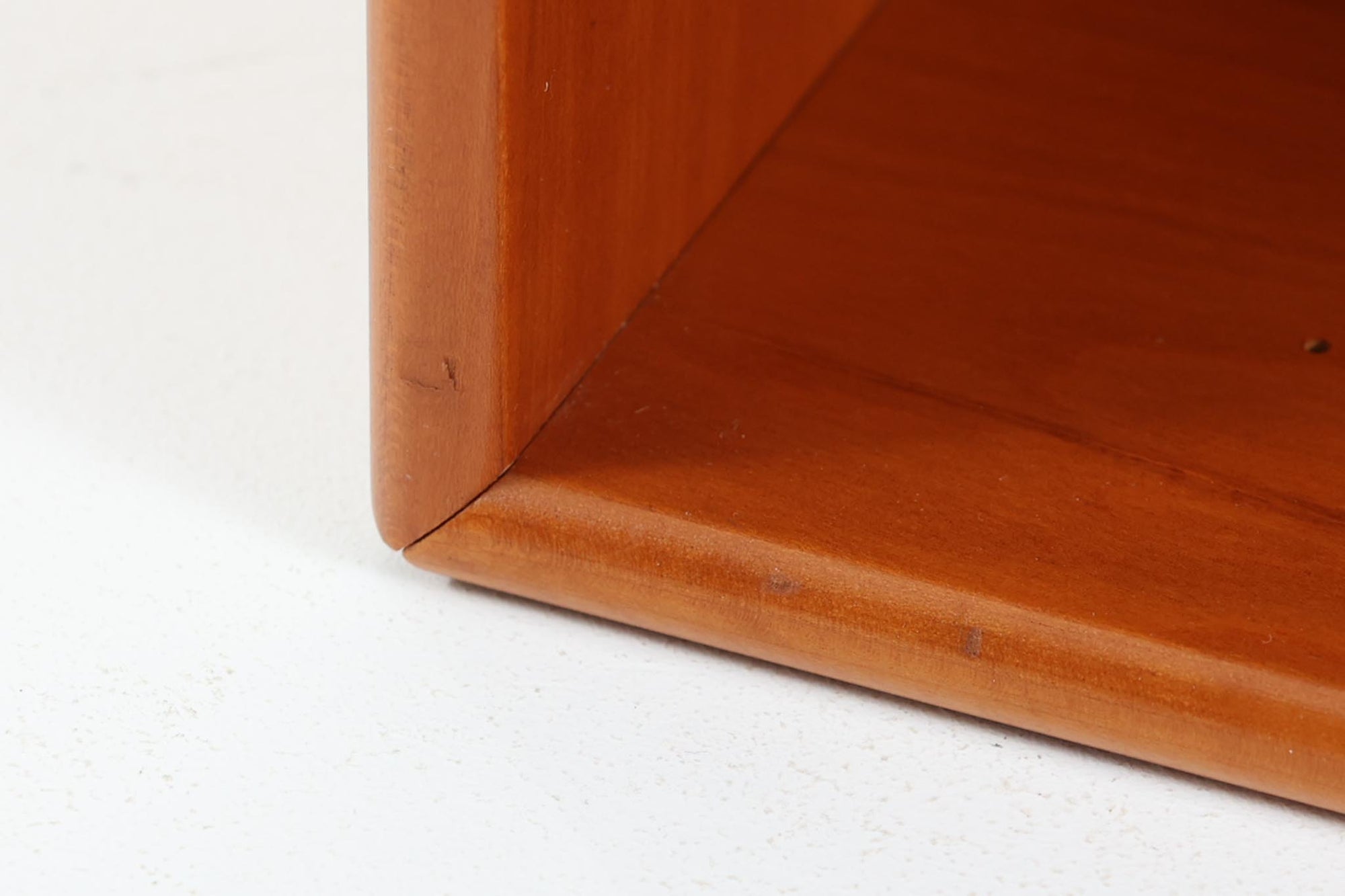 北欧より買い付けたmontana社製のユニットシェルフです。北欧デンマーク発祥のモダンデザインの傑作です。モンタナは、機能性と美しさを絶妙に融合させ、カスタマイズ可能な家具で知られています。その中でも、montanaのシェルフはその傑出したデザインと高品質な製造で世界中のデザイン愛好者に愛されています。木目が美しいチェリーウッドが使用されています。