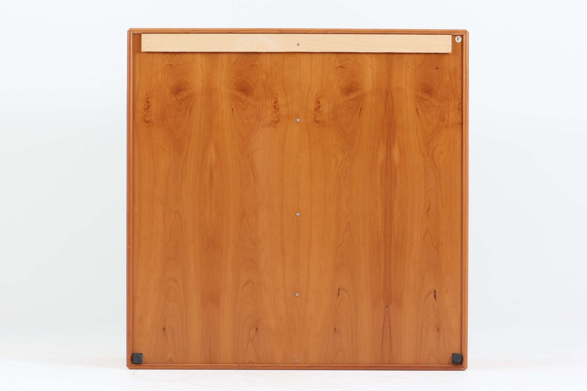 北欧より買い付けたmontana社製のユニットシェルフです。北欧デンマーク発祥のモダンデザインの傑作です。モンタナは、機能性と美しさを絶妙に融合させ、カスタマイズ可能な家具で知られています。その中でも、montanaのシェルフはその傑出したデザインと高品質な製造で世界中のデザイン愛好者に愛されています。木目が美しいチェリーウッドが使用されています。