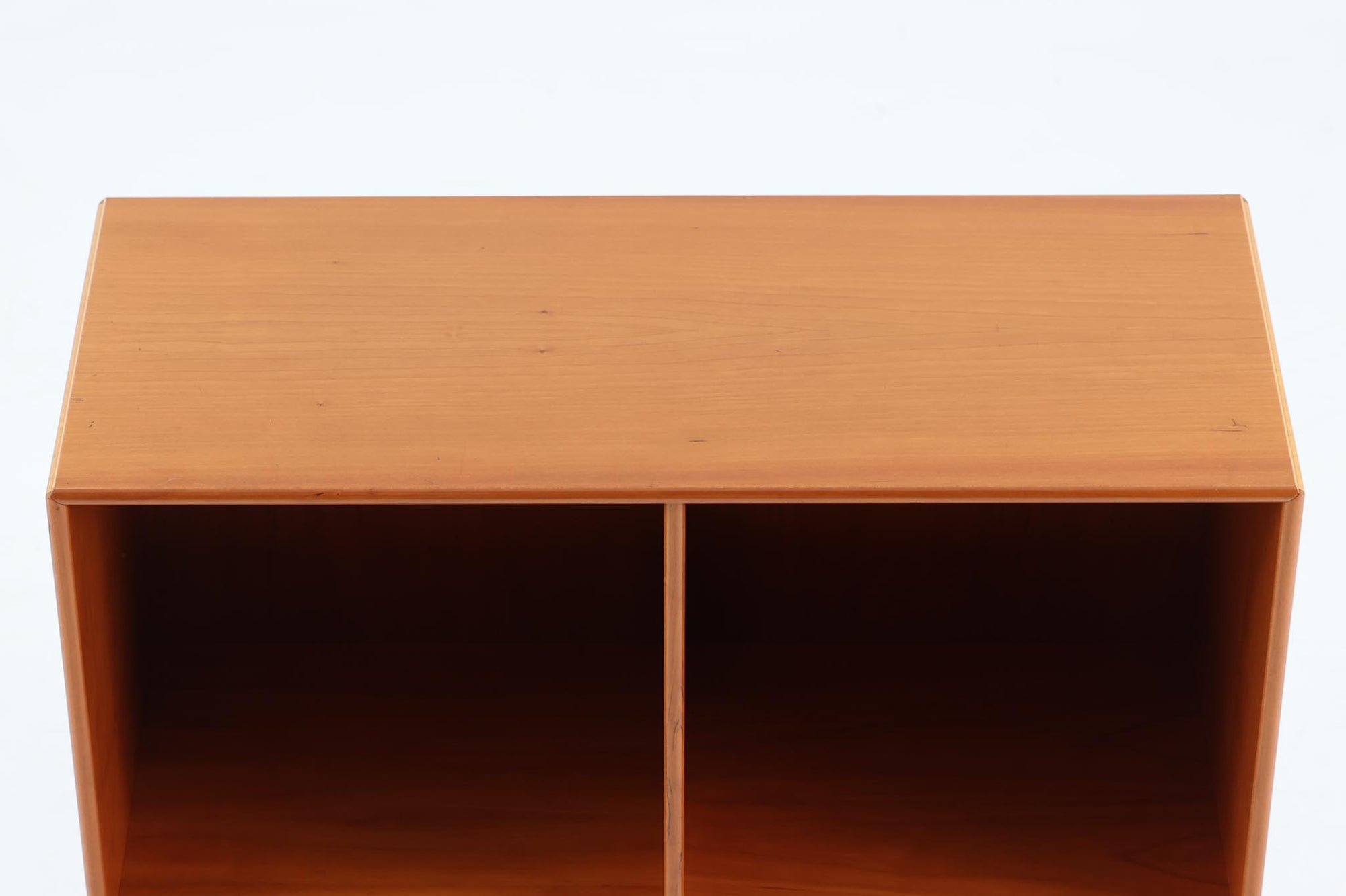 北欧より買い付けたmontana社製のユニットシェルフです。北欧デンマーク発祥のモダンデザインの傑作です。モンタナは、機能性と美しさを絶妙に融合させ、カスタマイズ可能な家具で知られています。その中でも、montanaのシェルフはその傑出したデザインと高品質な製造で世界中のデザイン愛好者に愛されています。木目が美しいチェリーウッドが使用されています。