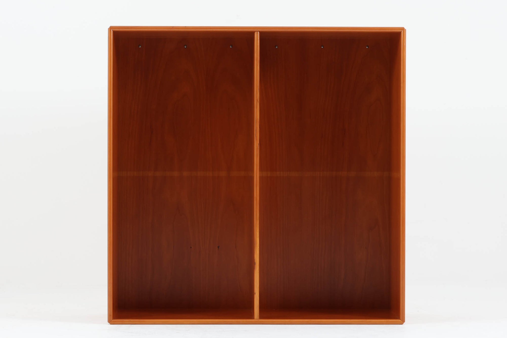 北欧より買い付けたmontana社製のユニットシェルフです。北欧デンマーク発祥のモダンデザインの傑作です。モンタナは、機能性と美しさを絶妙に融合させ、カスタマイズ可能な家具で知られています。その中でも、montanaのシェルフはその傑出したデザインと高品質な製造で世界中のデザイン愛好者に愛されています。木目が美しいチェリーウッドが使用されています。